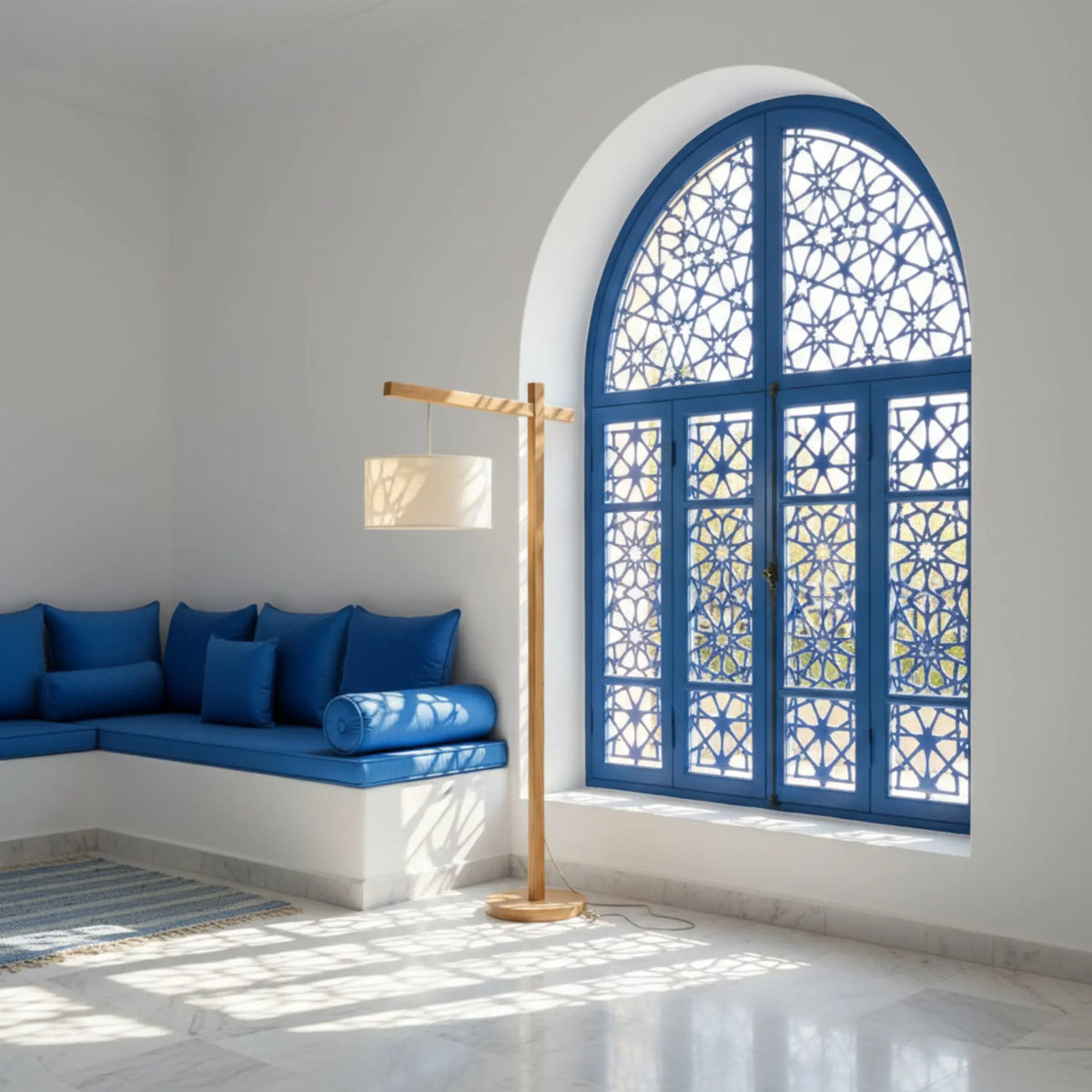Lampadaire bois frêne fait main Tunisie salon fenêtre
arabesque bleue ajourée banquette — Fiolla Home