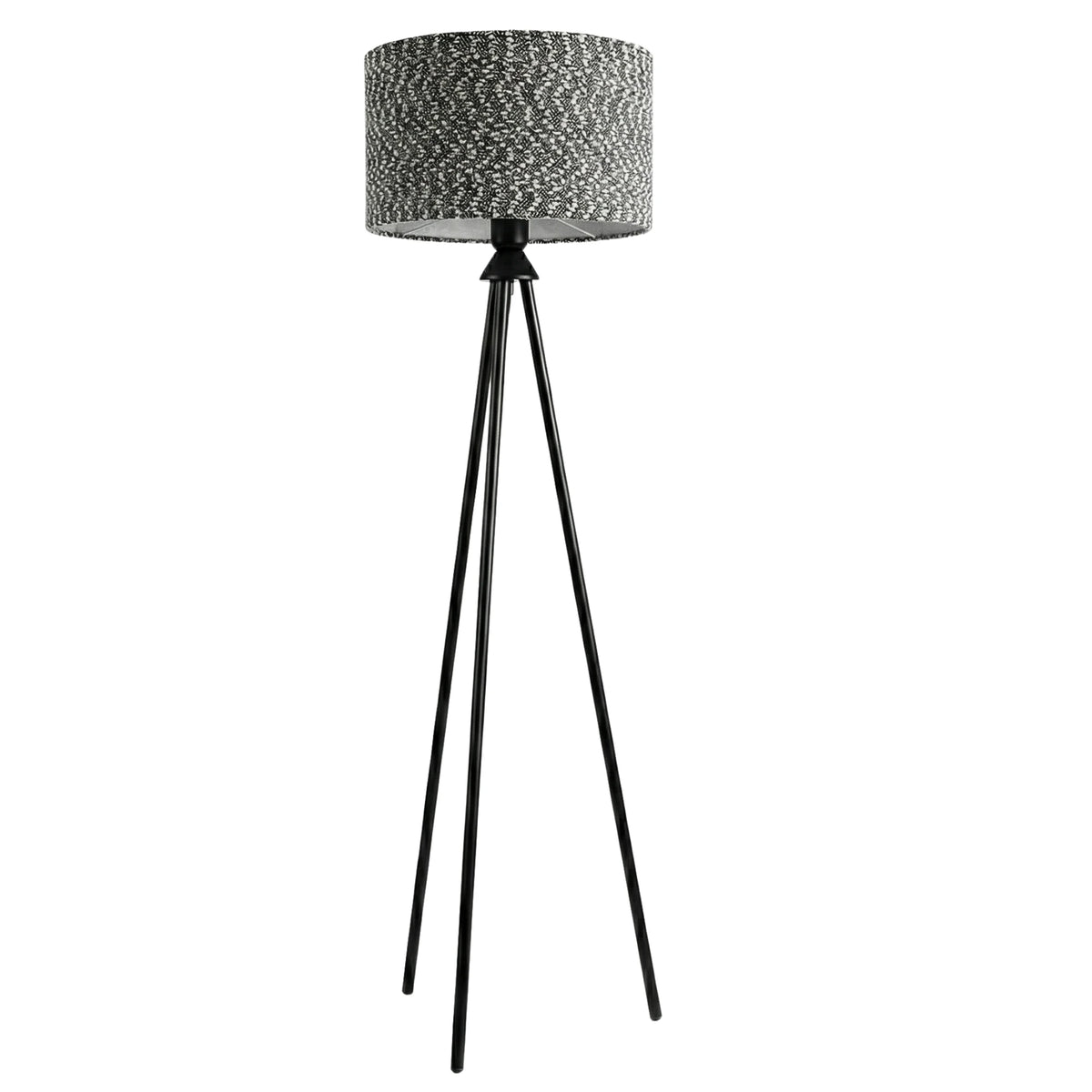 Lampadaire trépied en métal noir avec abat-jour cylindrique en tissu chiné gris et noir, sur fond blanc
