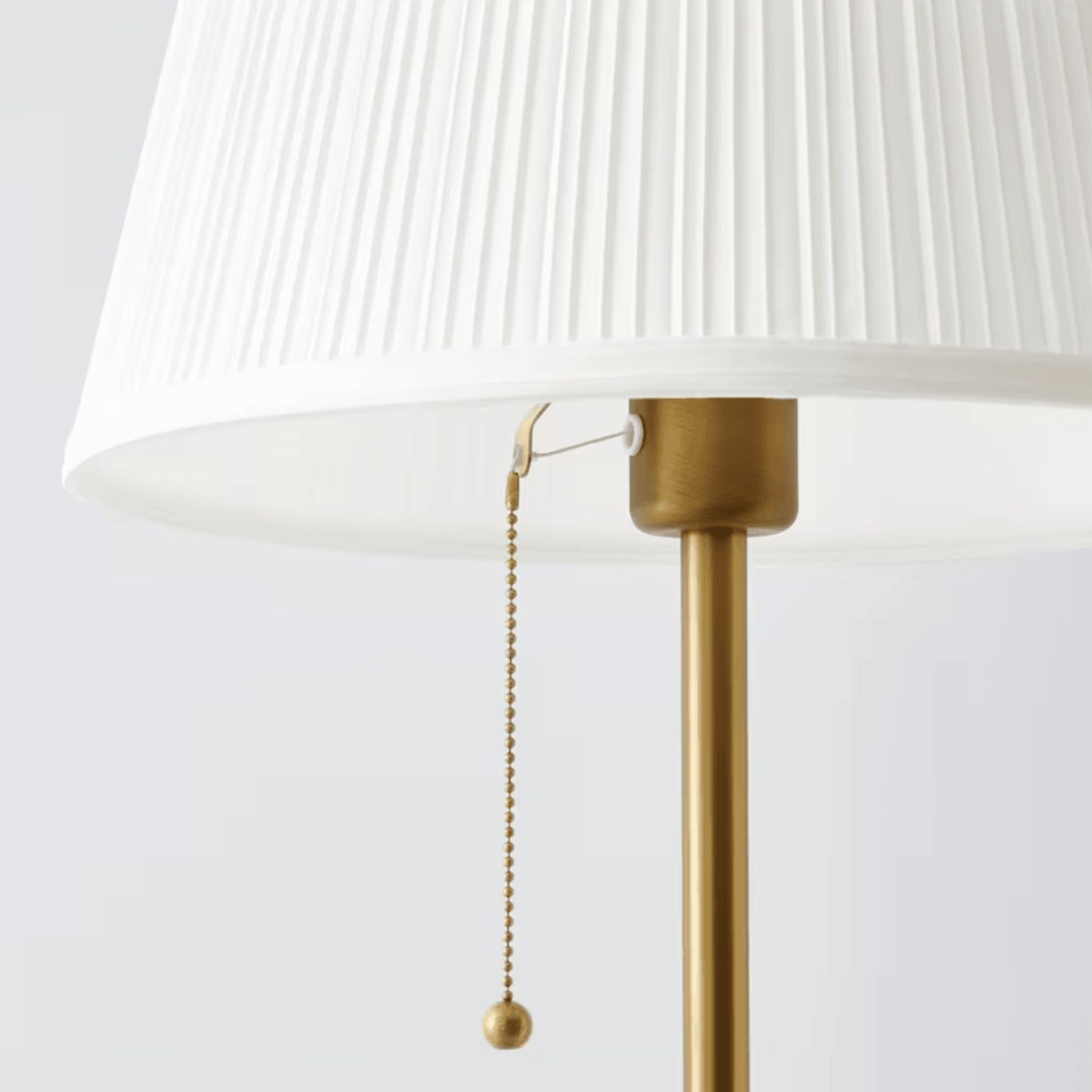 Lampadaire contemporain IKEA avec silhouette fine et LED écoénergétique, idéal pour intérieurs stylés.