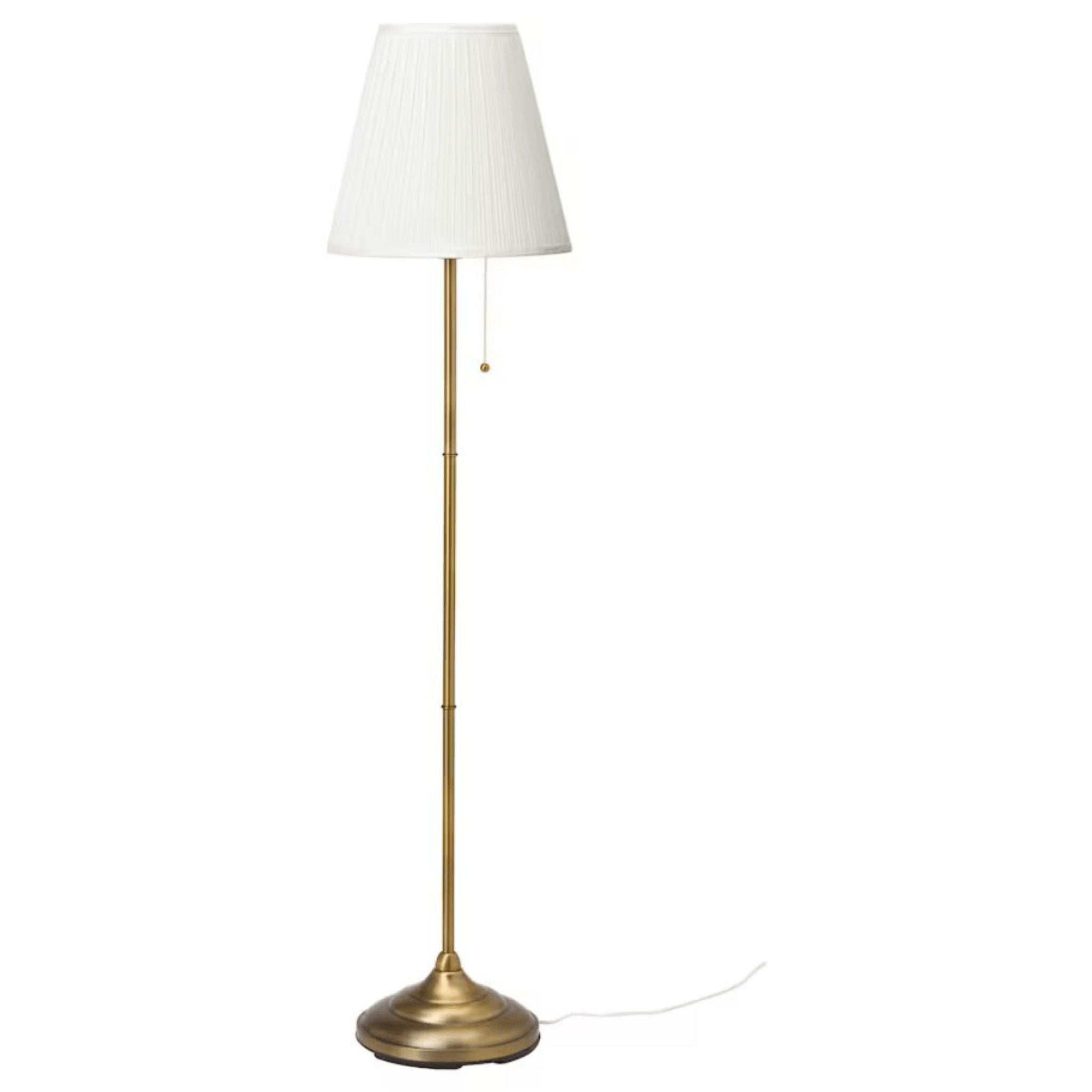 Lampadaire IKEA élégant avec design épuré et luminosité LED réglable, parfait pour les salons modernes.