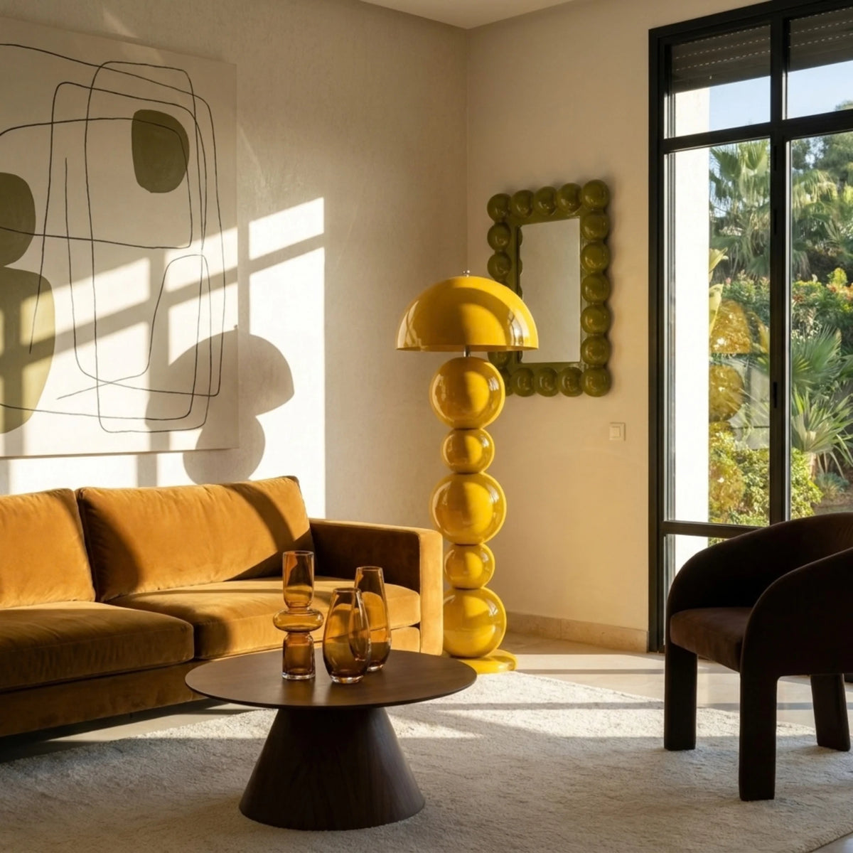 Lampadaire jaune moutarde dans un salon avec canapé en velours ocre, table basse ronde et fauteuil noir