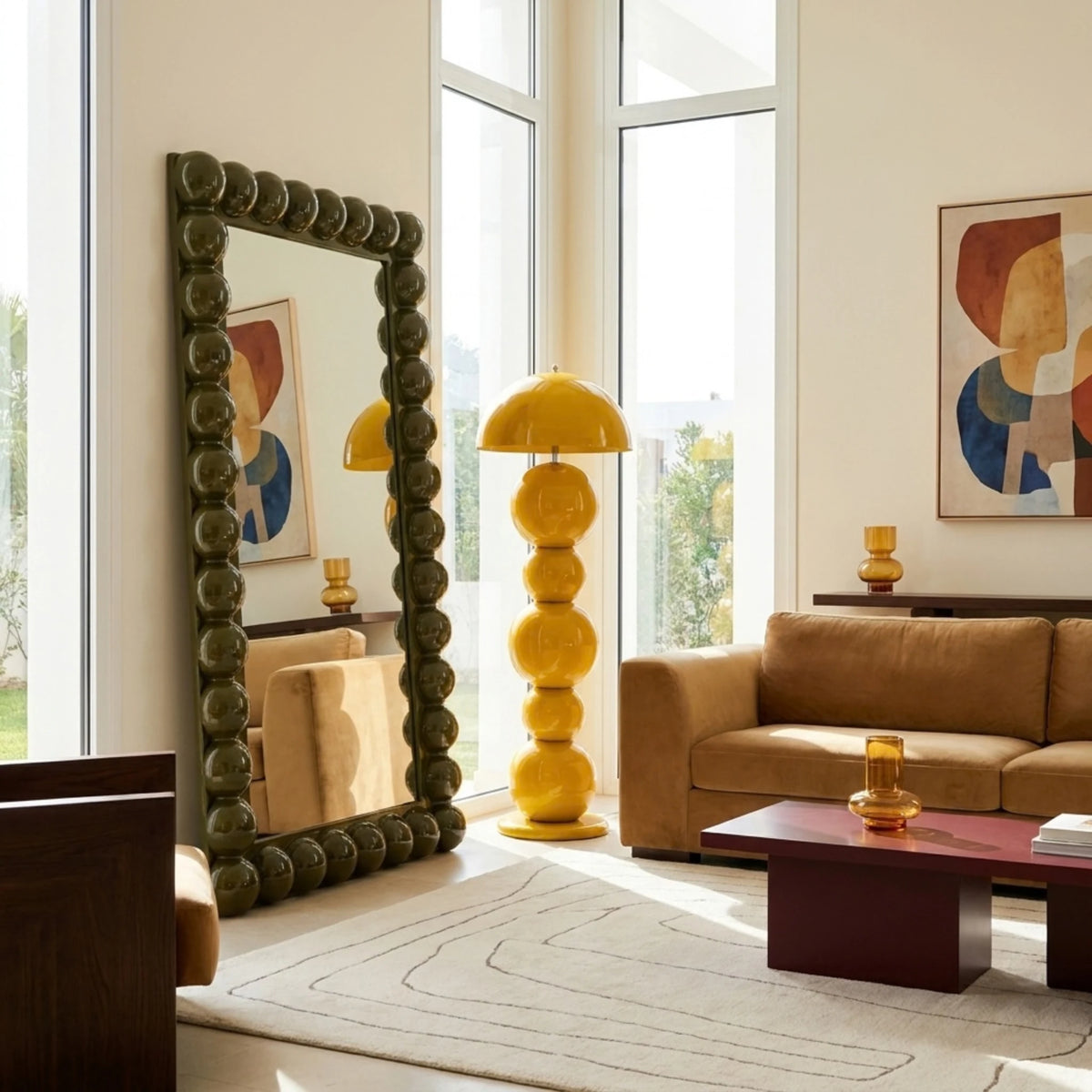 Lampadaire rétro jaune moutarde entre un grand miroir vert et un canapé en cuir camel