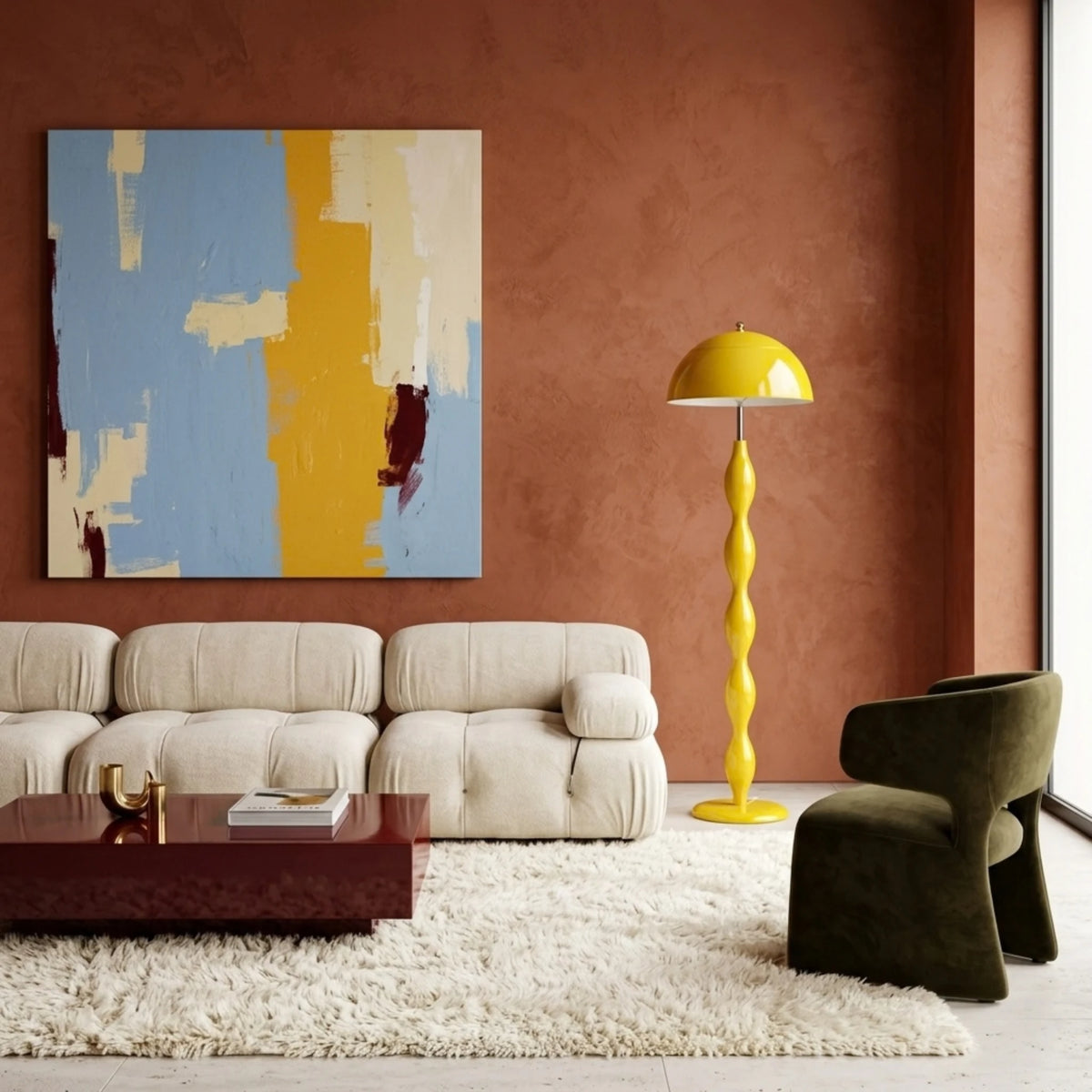 Lampadaire jaune brillant à pied ondulé, près d’un canapé crème et d’un fauteuil vert olive, sur fond terracotta.