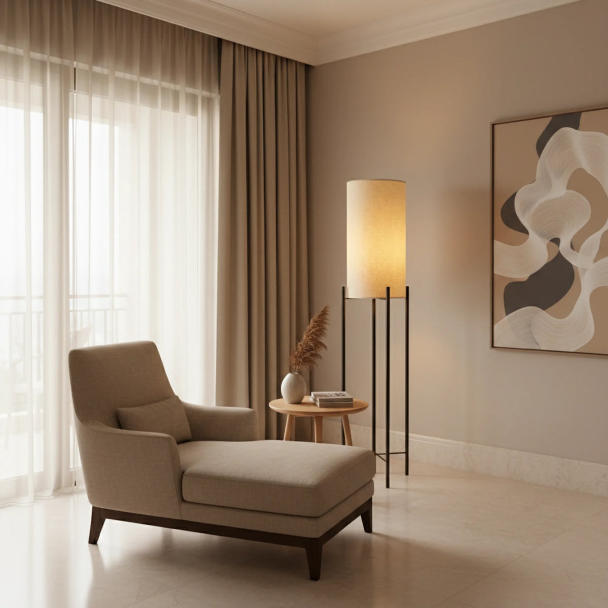 Lampadaire en lin à base métal noir à côté d'une méridienne beige et d'une table d'appoint ronde