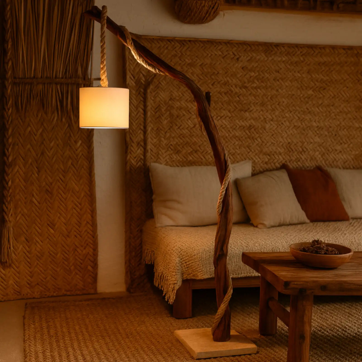 Lampadaire en bois naturel à lumière tamisée dans un salon rustique, près d'une banquette et d'une table basse en bois