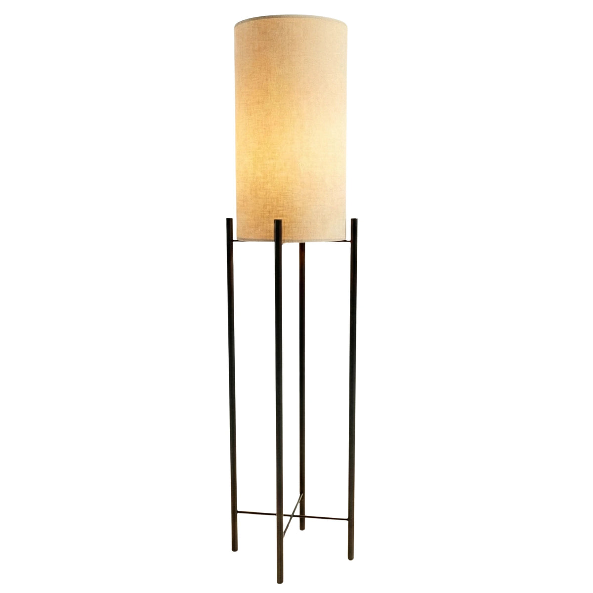 Lampadaire moderne avec abat-jour cylindrique en lin et base quatre pieds en métal noir, sur fond blanc