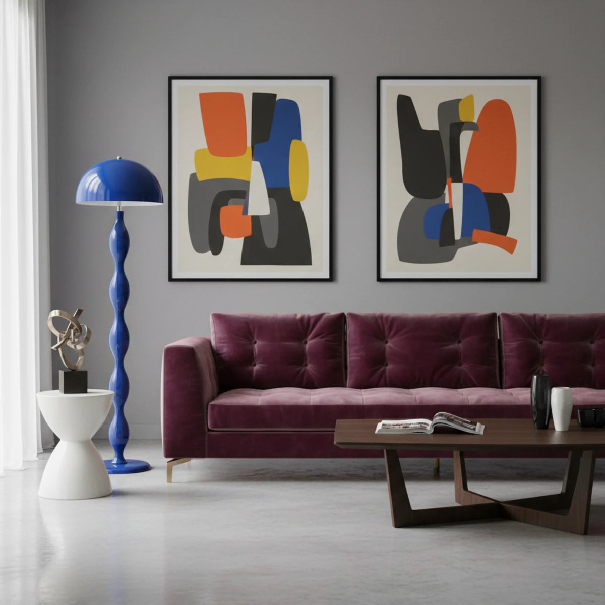 Lampadaire moderne bleu près d'un canapé capitonné prune et d'un tabouret blanc, dans un salon gris