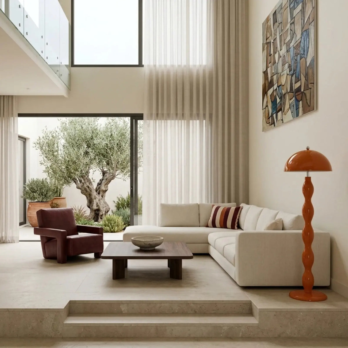 Lampadaire moderne orange dans un salon à double hauteur, près d'un canapé d'angle blanc et d'une baie vitrée sur un olivier
