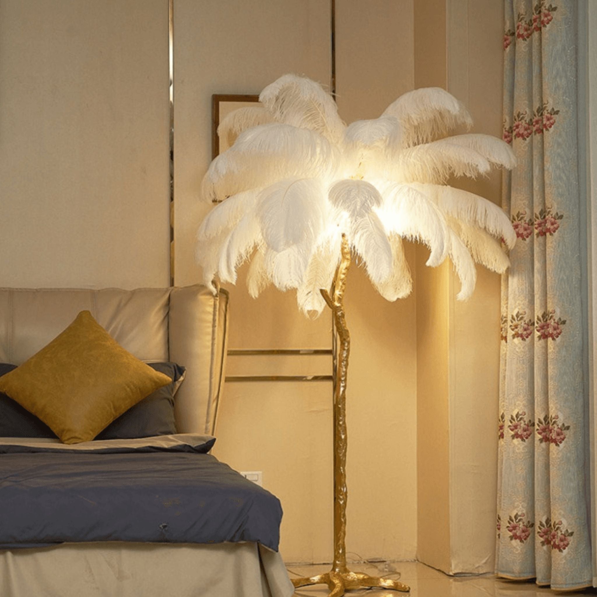 Lampadaire design en plumes d'autruche blanches, base dorée, parfait pour un salon moderne et raffiné.