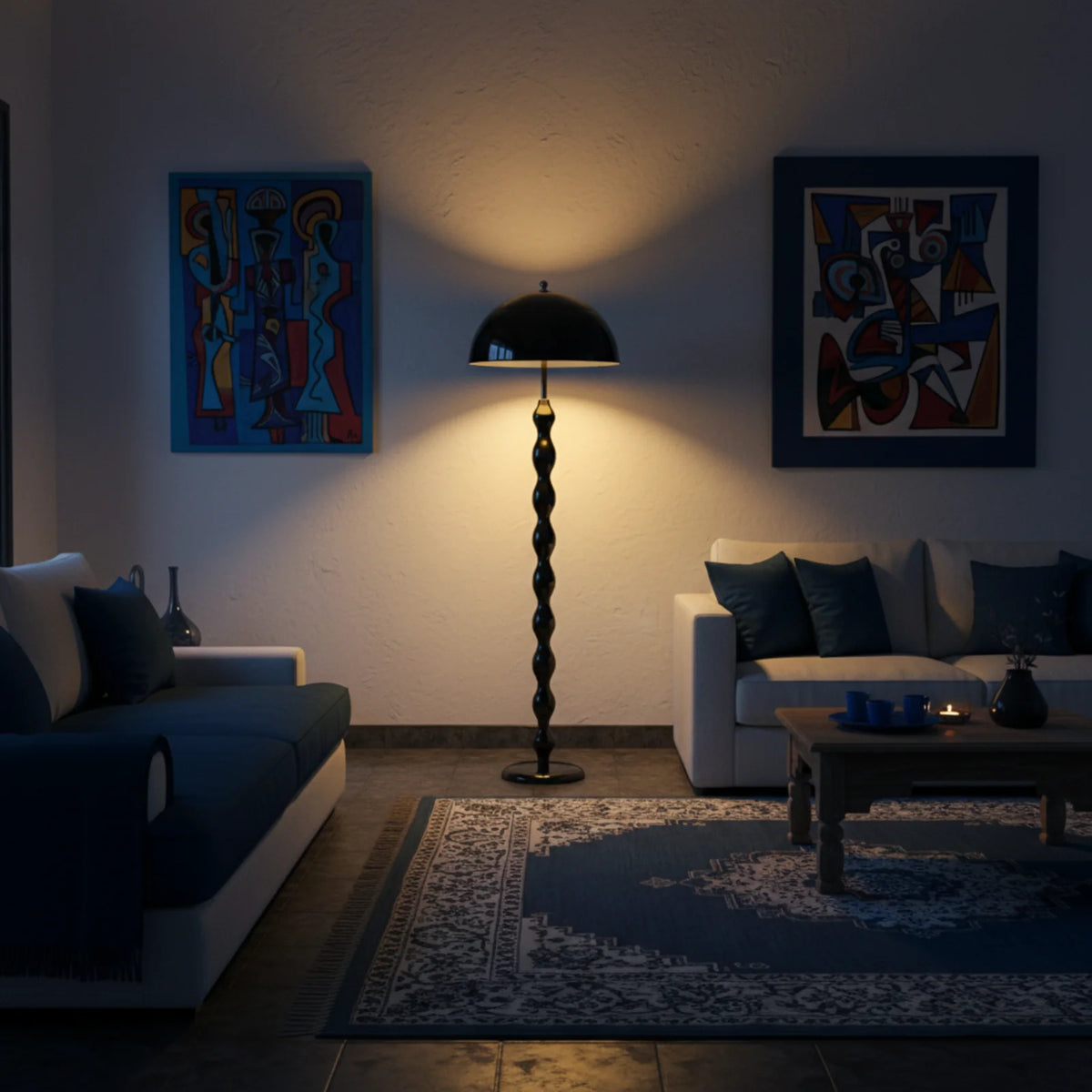 Lampadaire noir allumé diffusant une lumière chaude entre deux canapés, dans un salon le soir