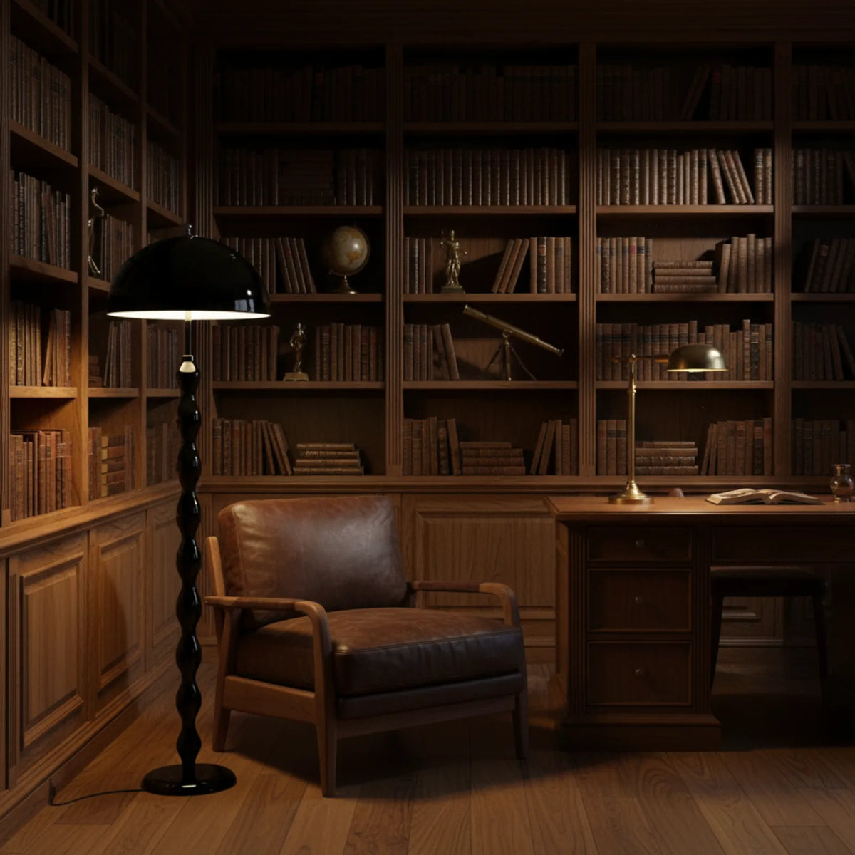 Lampadaire noir allumé à côté d'un fauteuil en cuir, dans une bibliothèque en bois