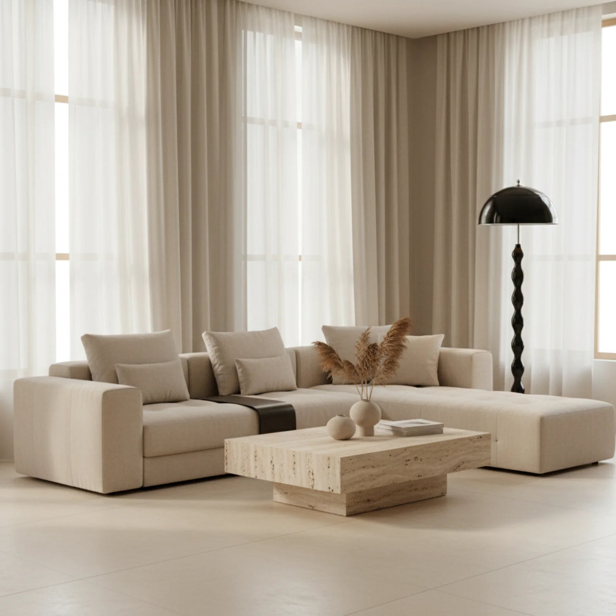 Lampadaire noir dans un salon moderne, derrière un canapé d'angle beige et une table basse en travertin
