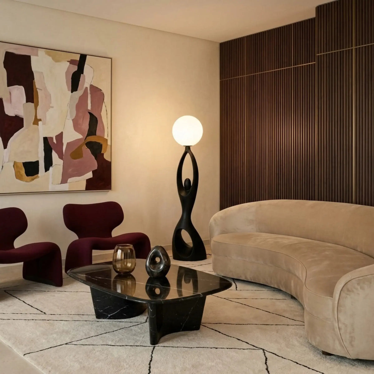 Lampadaire noir à globe allumé dans un salon avec mur en tasseaux de bois et canapé courbé beige