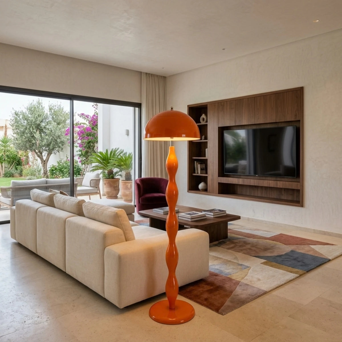 Lampadaire orange fait main près d'un canapé crème, dans un salon contemporain ouvert sur un jardin
