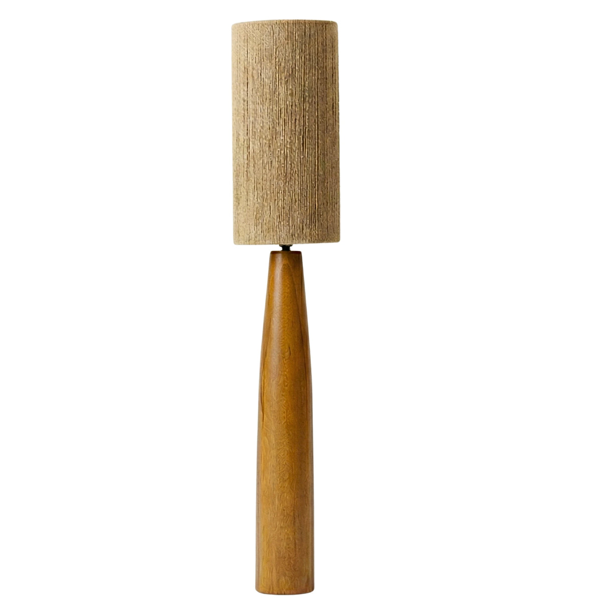 Lampadaire au pied en bois massif fuselé et abat-jour cylindrique en jute, sur fond blanc