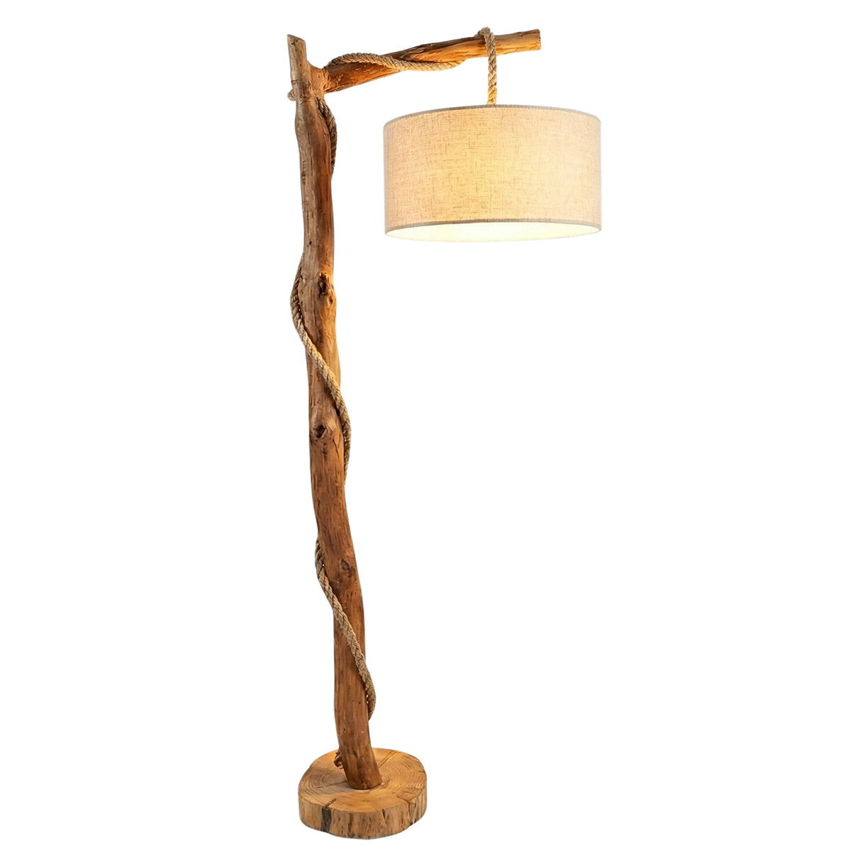 Lampadaire potence en bois flotté avec corde de jute enroulée, abat-jour suspendu en tissu beige et socle en bois massif, fond blanc
