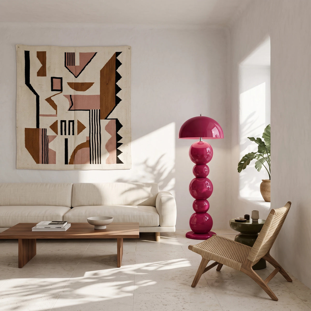 Lampadaire rose fuchsia à boules près d'un fauteuil en corde tressée et d'une tapisserie graphique