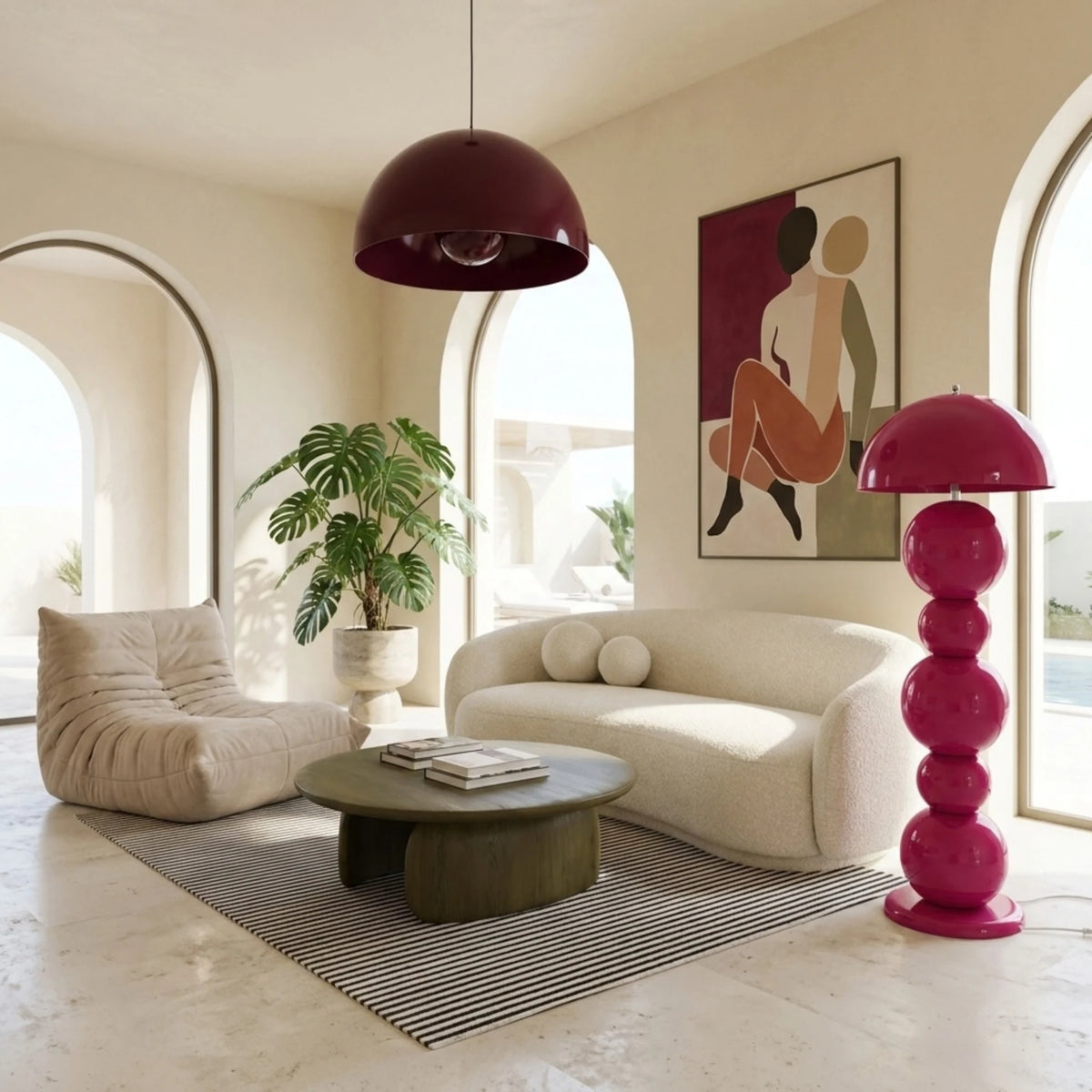 Lampadaire fuchsia à boules associé à une suspension dôme bordeaux, au-dessus d'un salon aux arches blanches