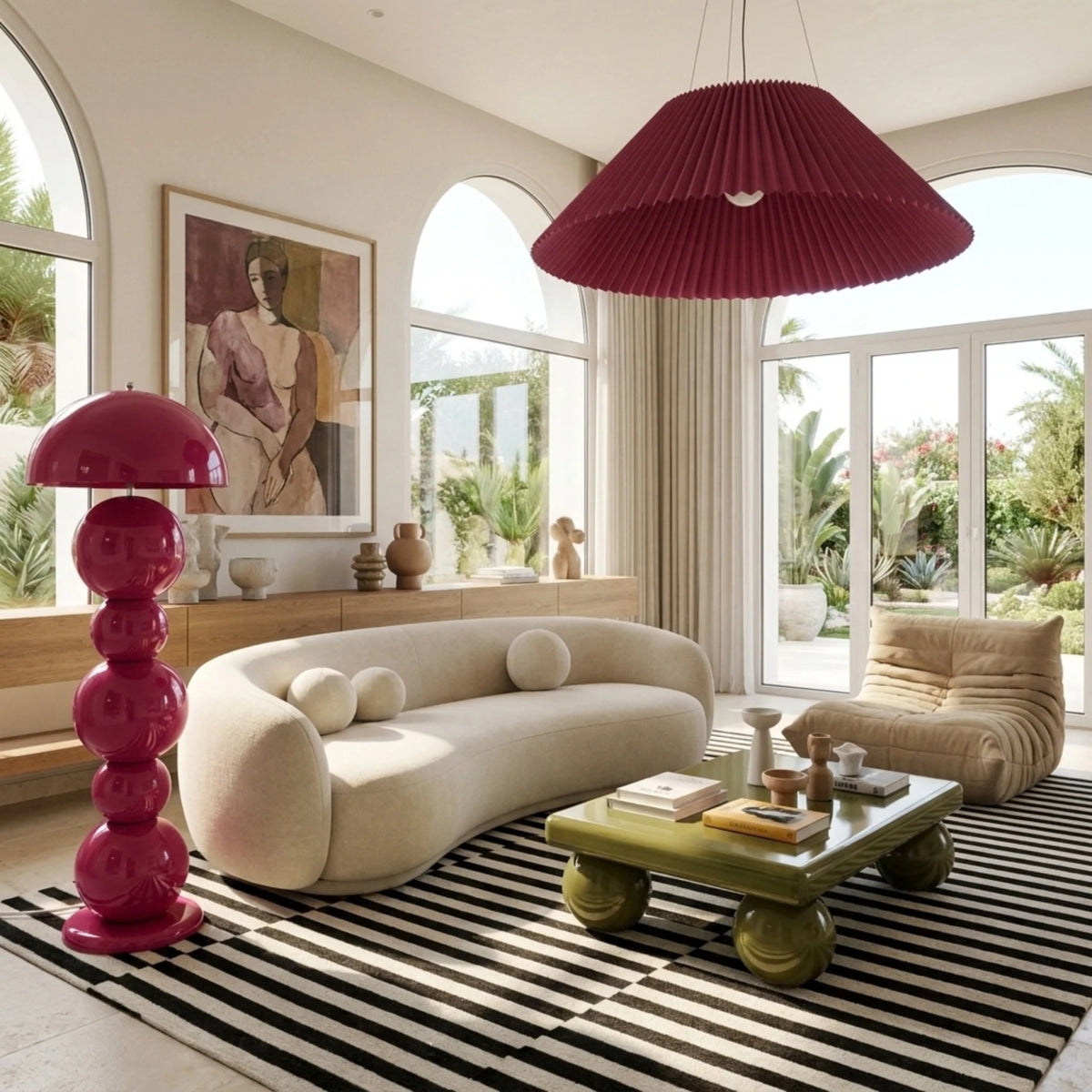 Lampadaire rose à boules sur un tapis rayé noir et blanc, avec canapé courbe et suspension plissée assortie