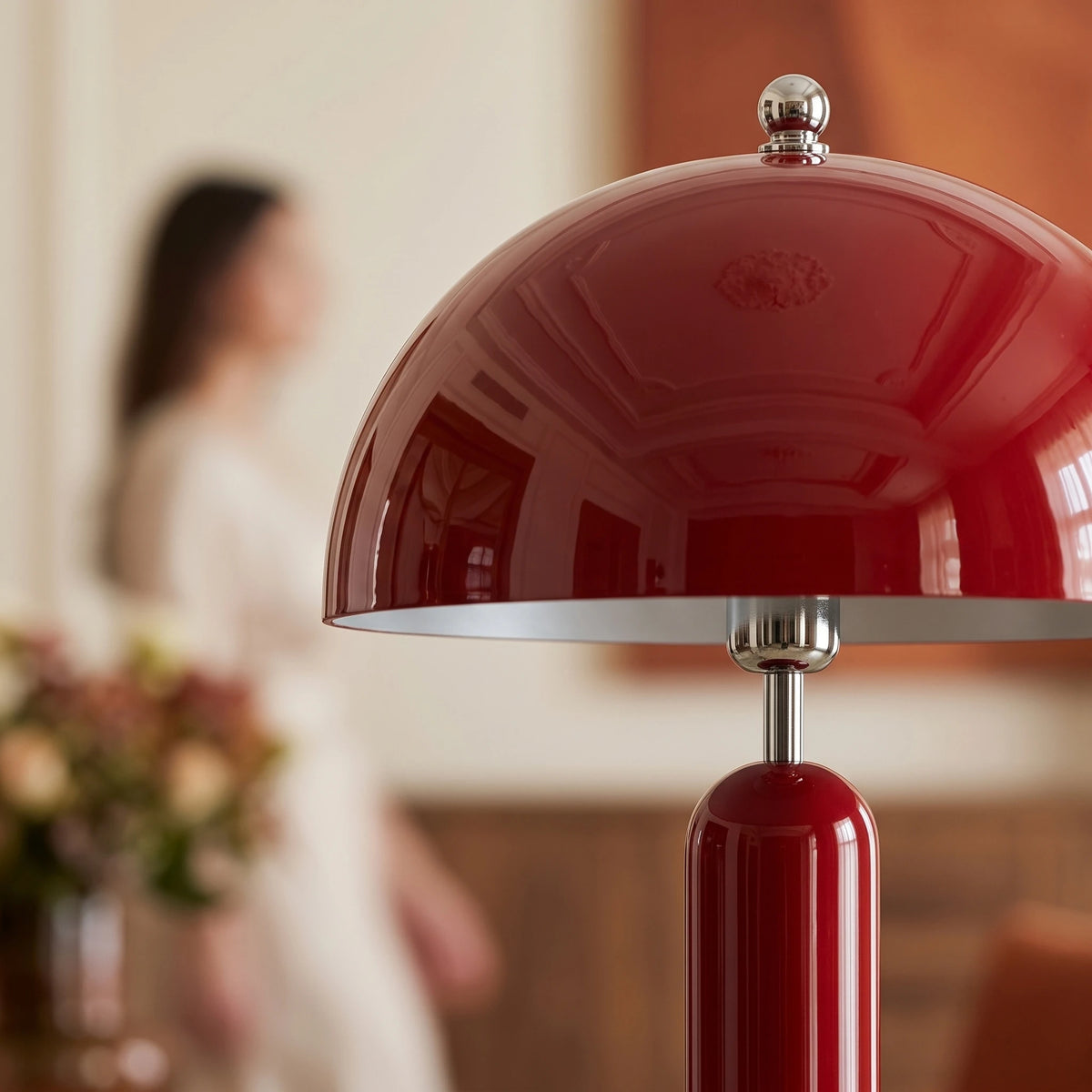 Abat-jour dôme rouge et intérieur clair du lampadaire design, en gros plan dans un salon