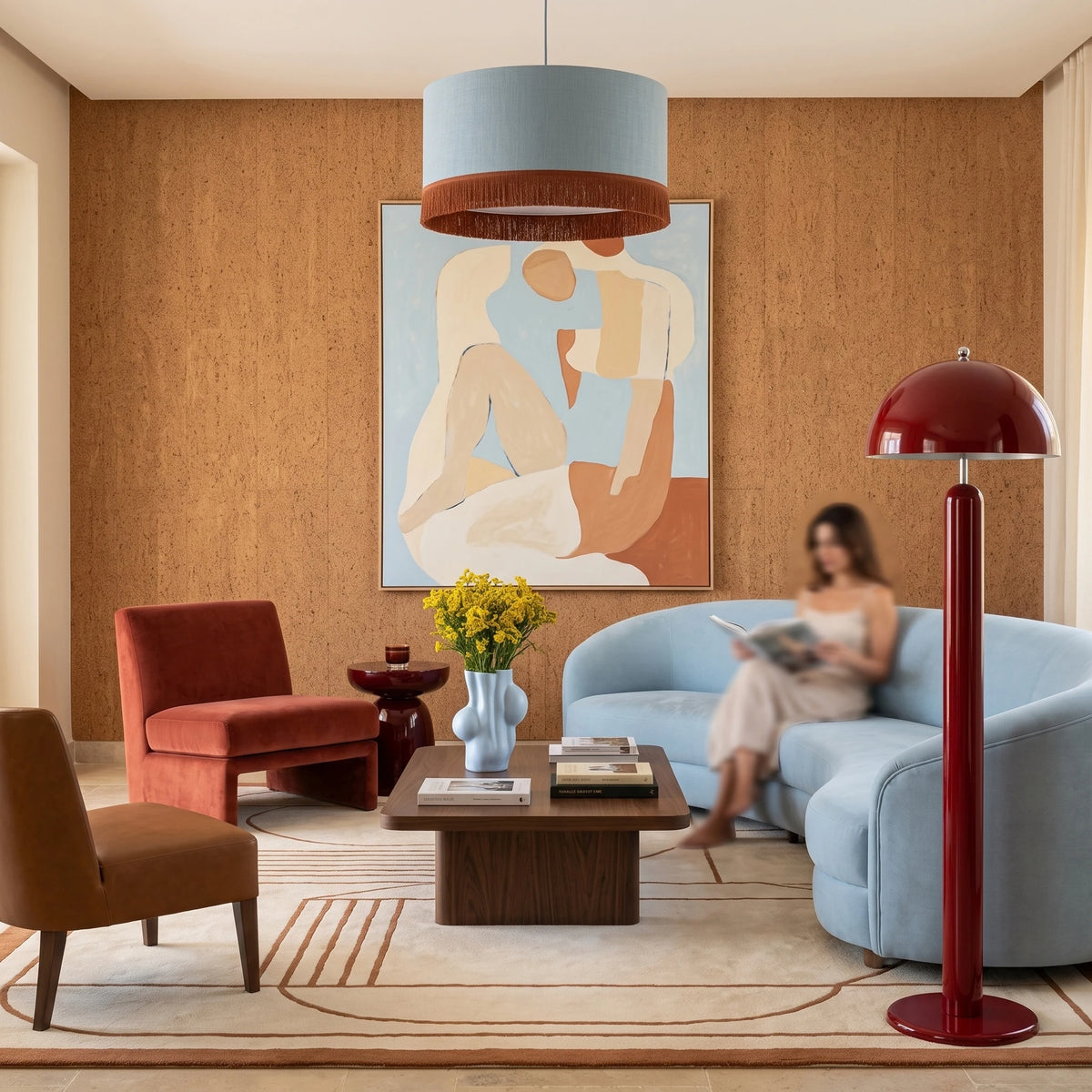 Lampadaire rouge carmin à côté d'un canapé bleu ciel arrondi, dans un salon aux murs terracotta