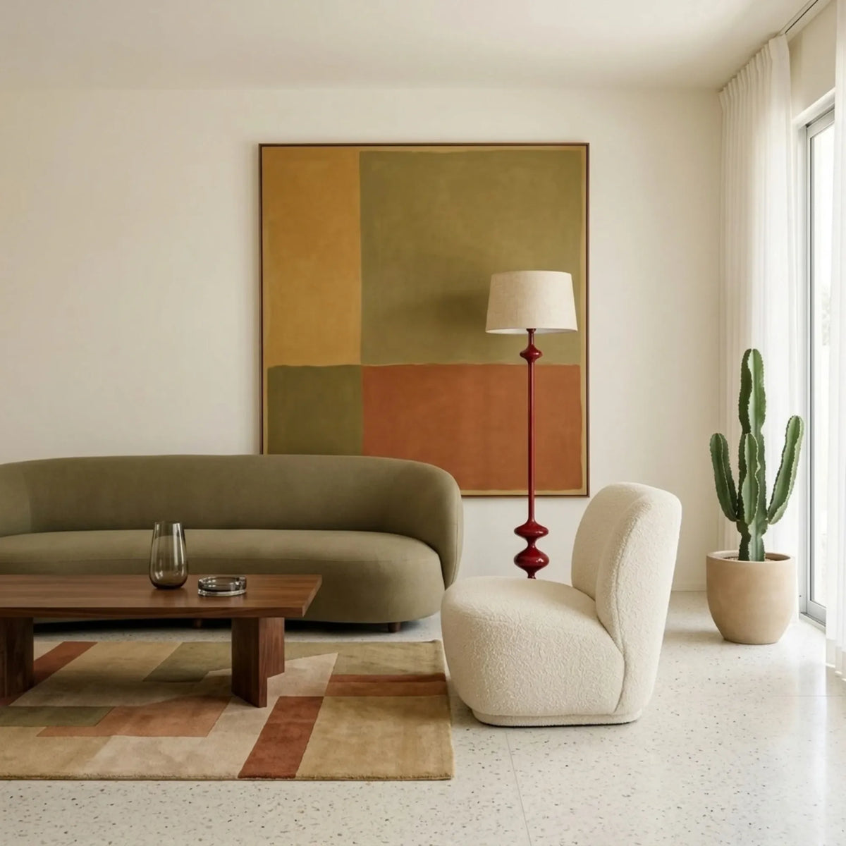 Lampadaire rouge Rubis dans un salon blanc lumineux avec canapé vert olive, fauteuil crème et cactus