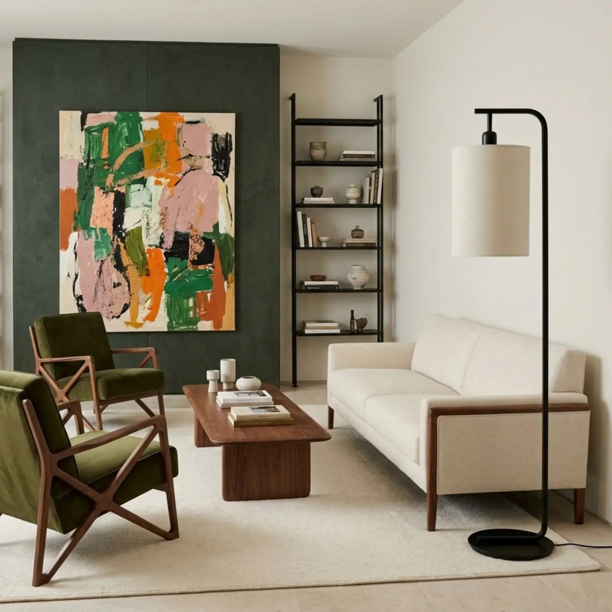 Lampadaire noir à côté d'un canapé blanc à structure bois, face à deux fauteuils vert olive
