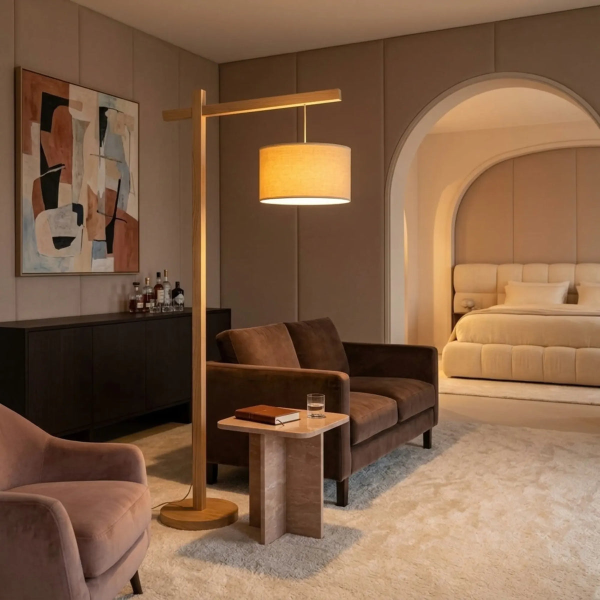 Lampadaire en bois allumé le soir dans un salon cosy, près d'un canapé en velours marron