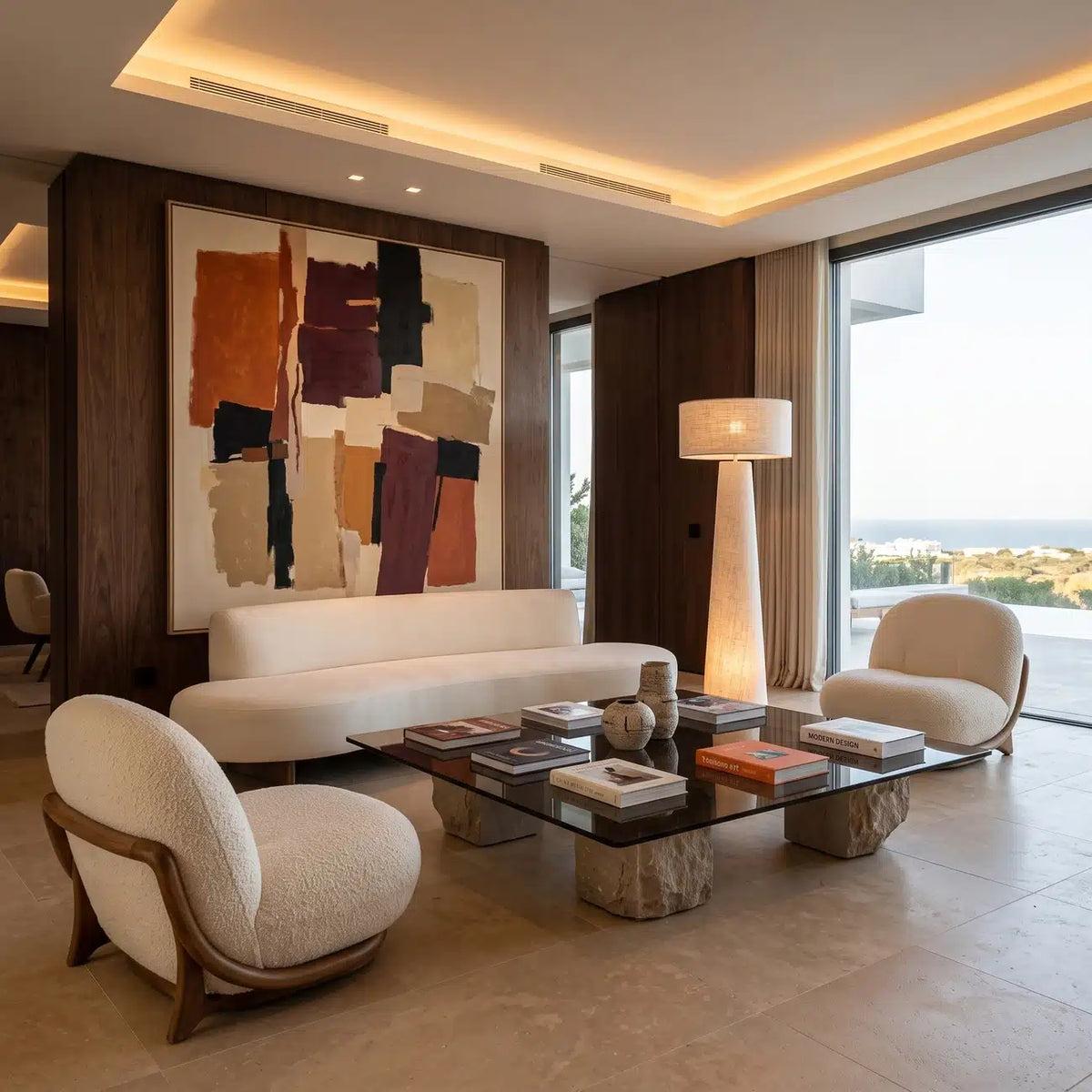 Lampadaire en lin allumé dans un salon contemporain avec tableau abstrait, canapé blanc et baie vitrée