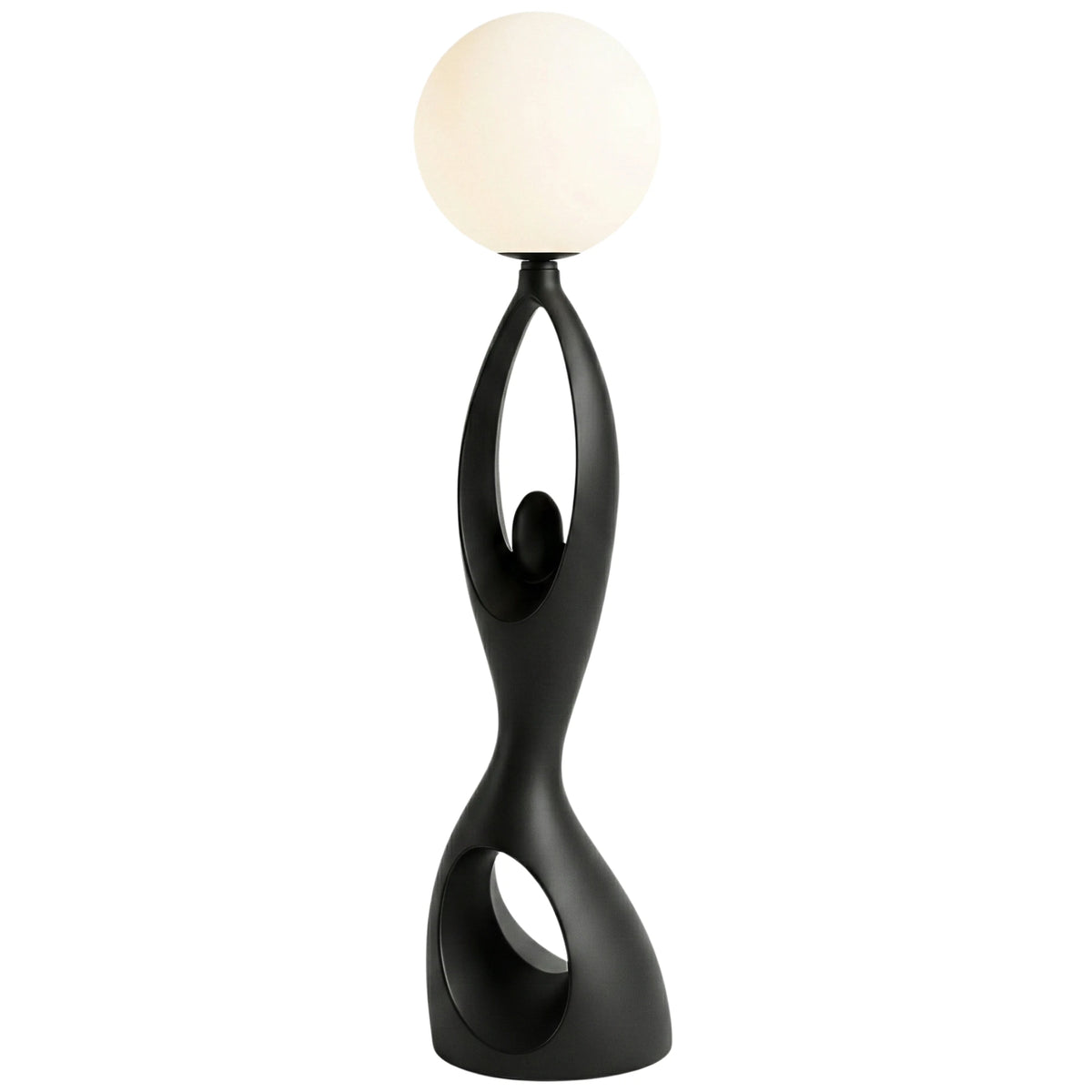 Lampadaire sculptural noir en forme de silhouette aux bras levés avec globe blanc opalin, sur fond blanc