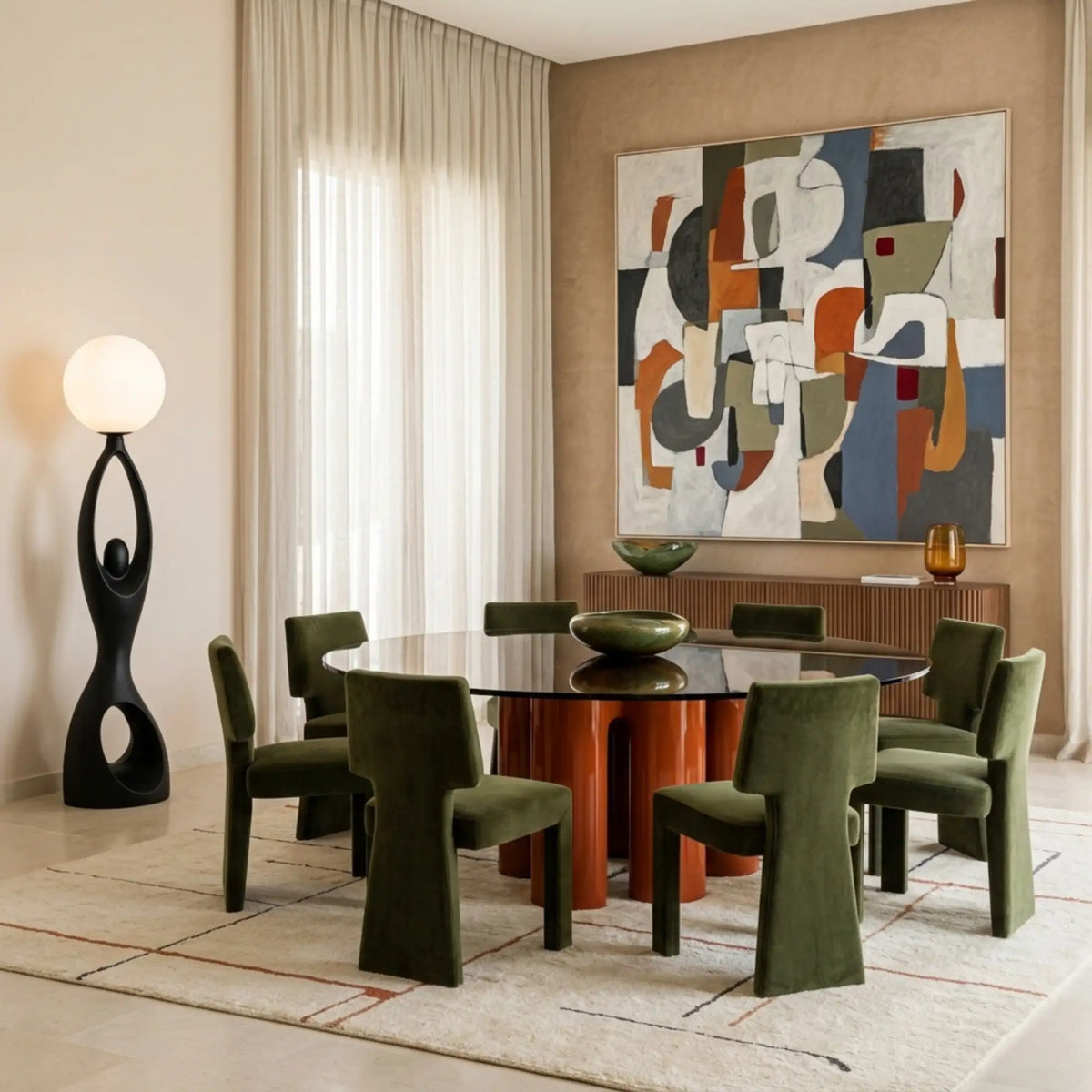 Lampadaire sculpture noir allumé dans une salle à manger moderne aux chaises vert olive