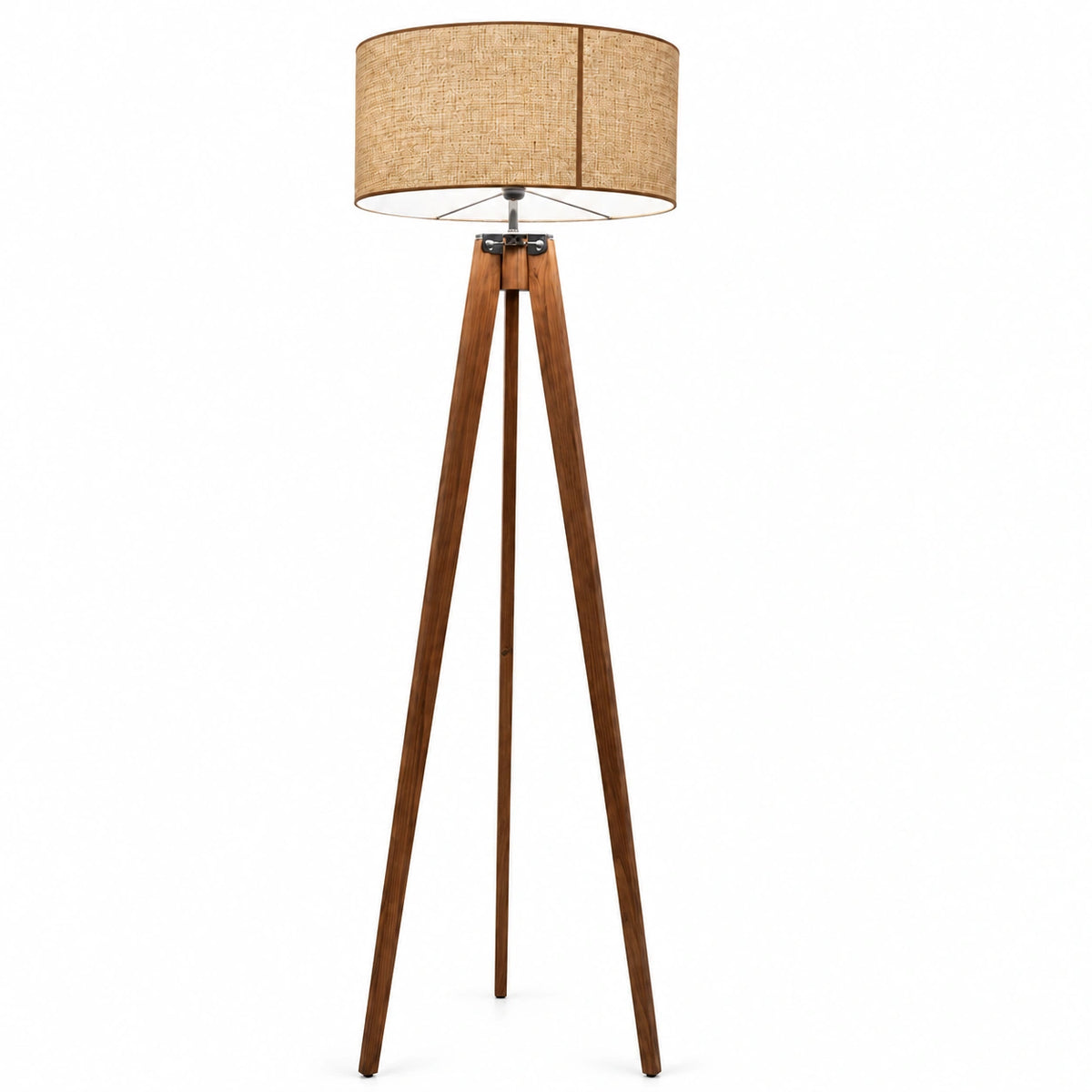 Lampadaire trépied en bois teinte noyer avec abat-jour tambour en tissu beige, sur fond blanc