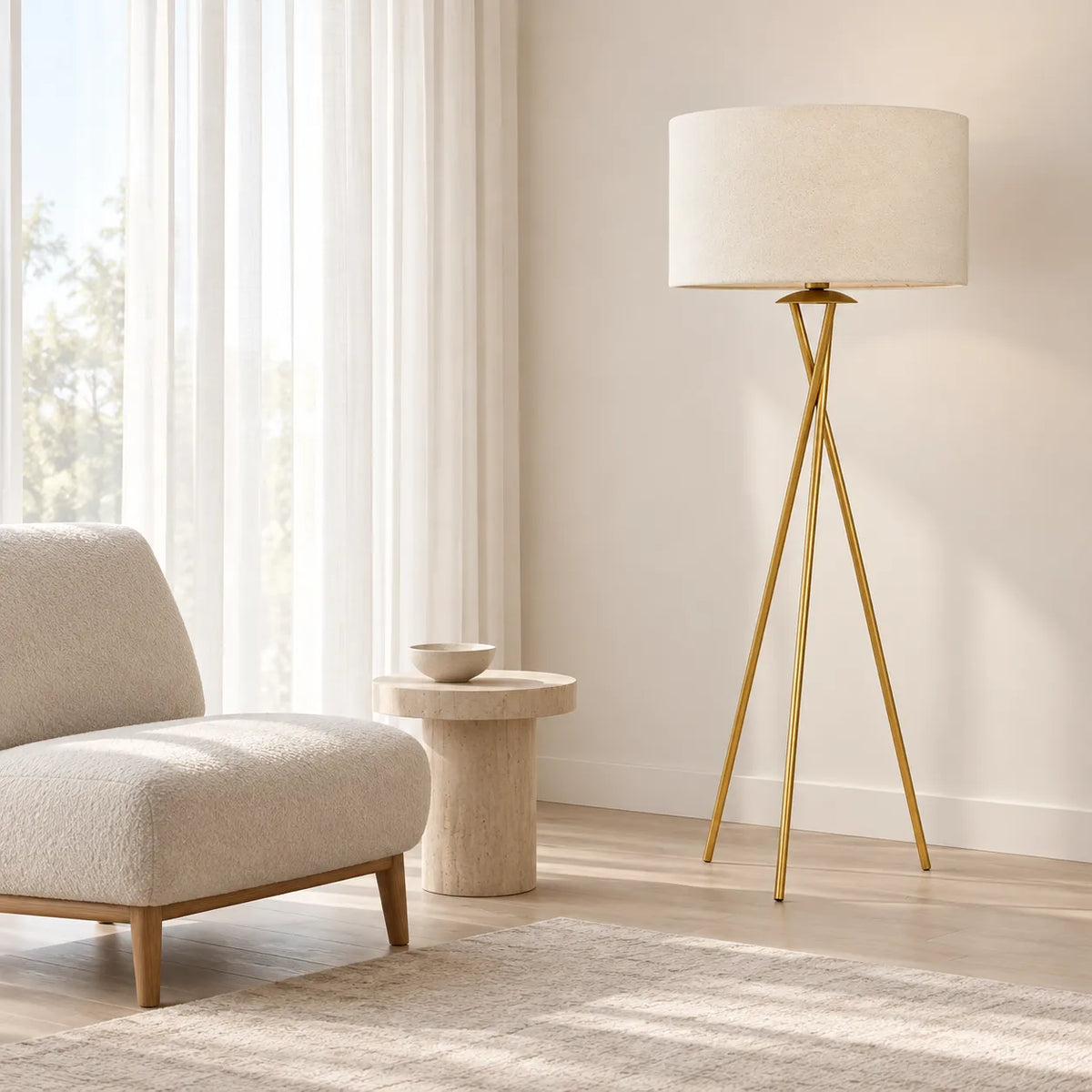 Lampadaire trépied doré près d'une fenêtre aux voilages, à côté d'une chaise longue bouclée et d'une table d'appoint