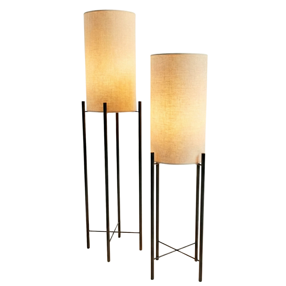 Lot de deux lampadaires à abat-jour cylindrique beige effet lin et pieds noirs, de hauteurs différentes, sur fond blanc