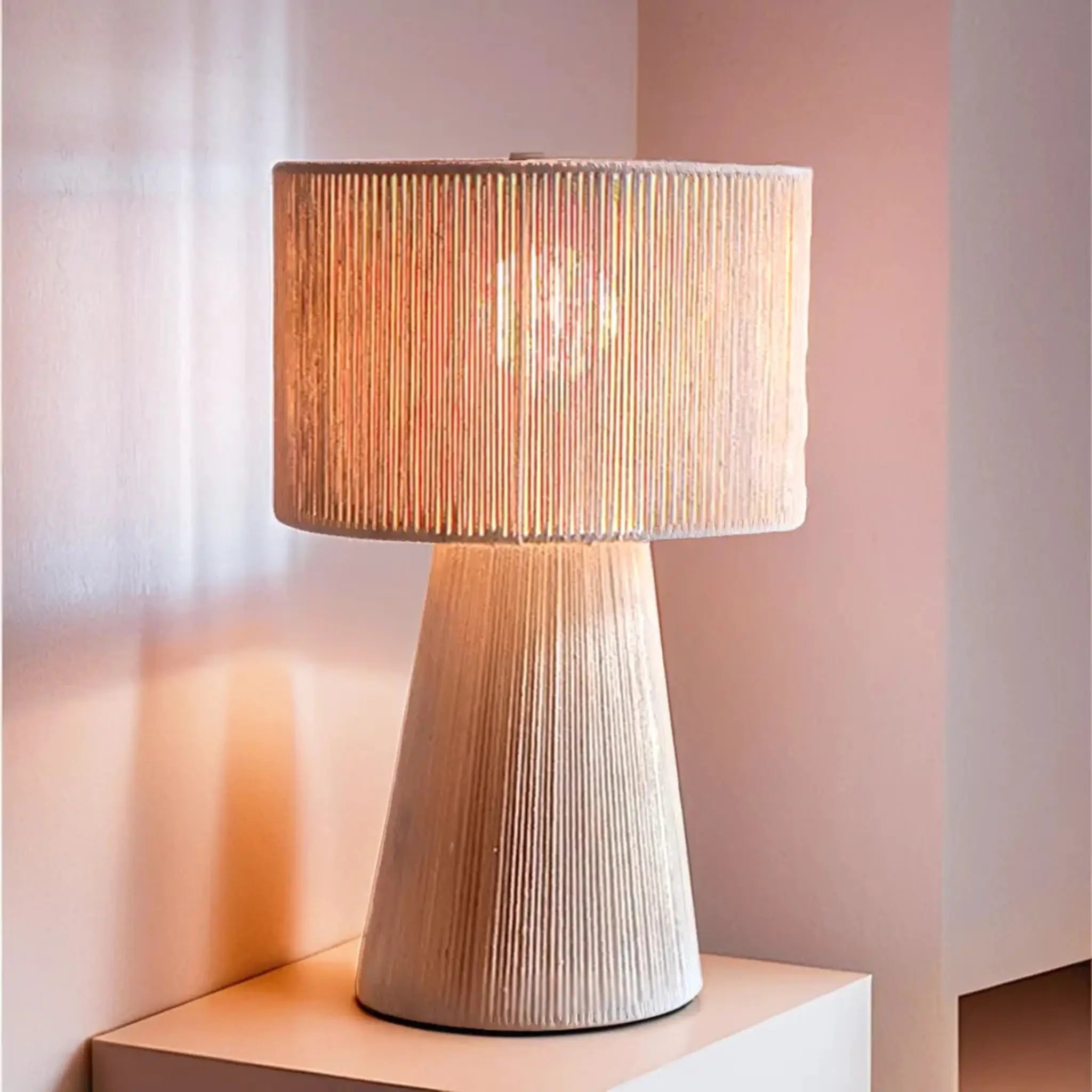 Lampe en jute naturelle, idéale pour une décoration intérieure moderne et chaleureuse