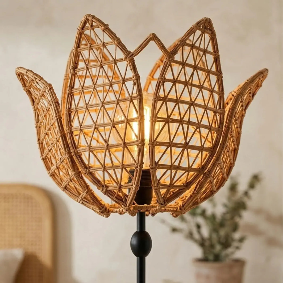 Lampe sur pied à abat-jour fleur tressé en fibre de palmier, vue de face en gros plan