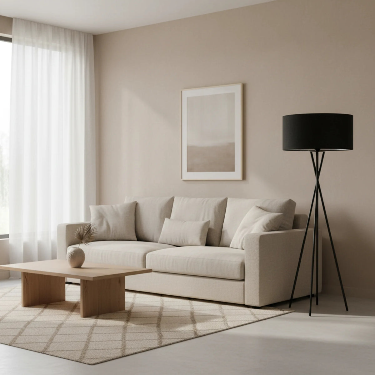 Lampe sur pied noire à côté d'un canapé beige dans un salon aux murs taupe, tapis géométrique et table basse en bois clair