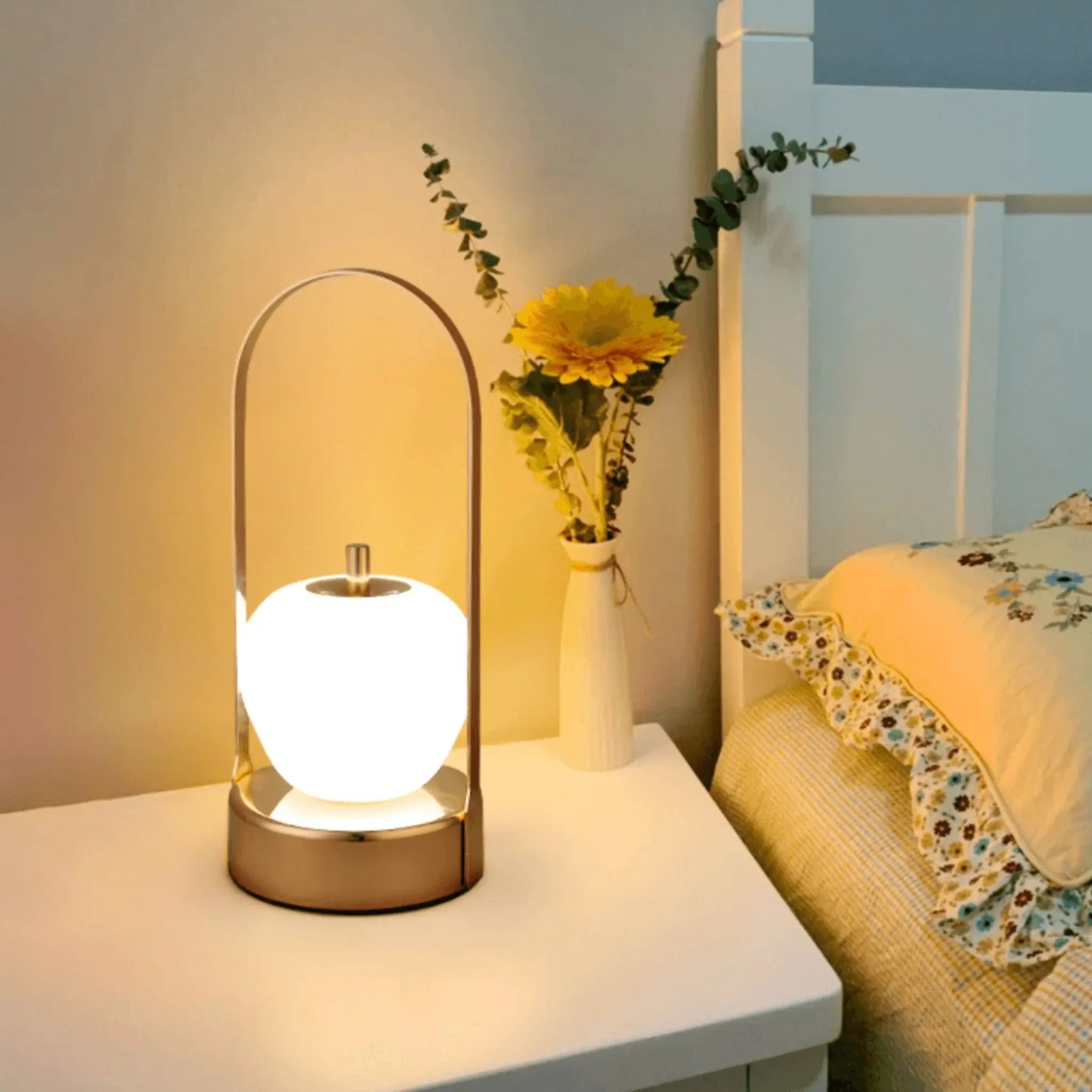 Lampe en forme de pomme, design chic et moderne pour une touche unique à votre intérieur