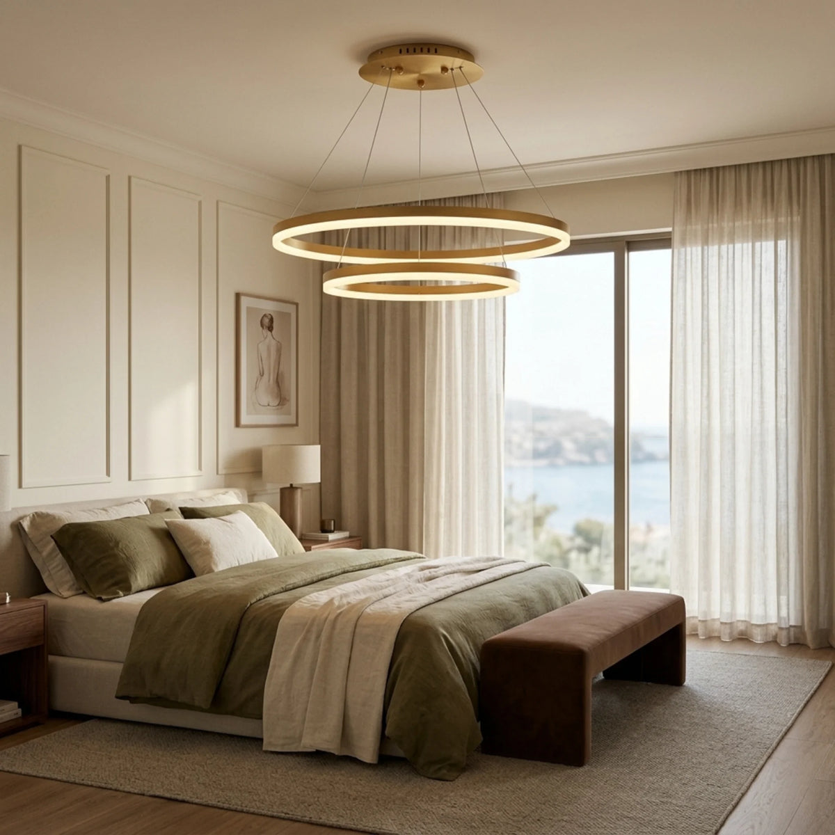 Lustre à anneaux LED doré dans une chambre moderne avec vue sur la mer