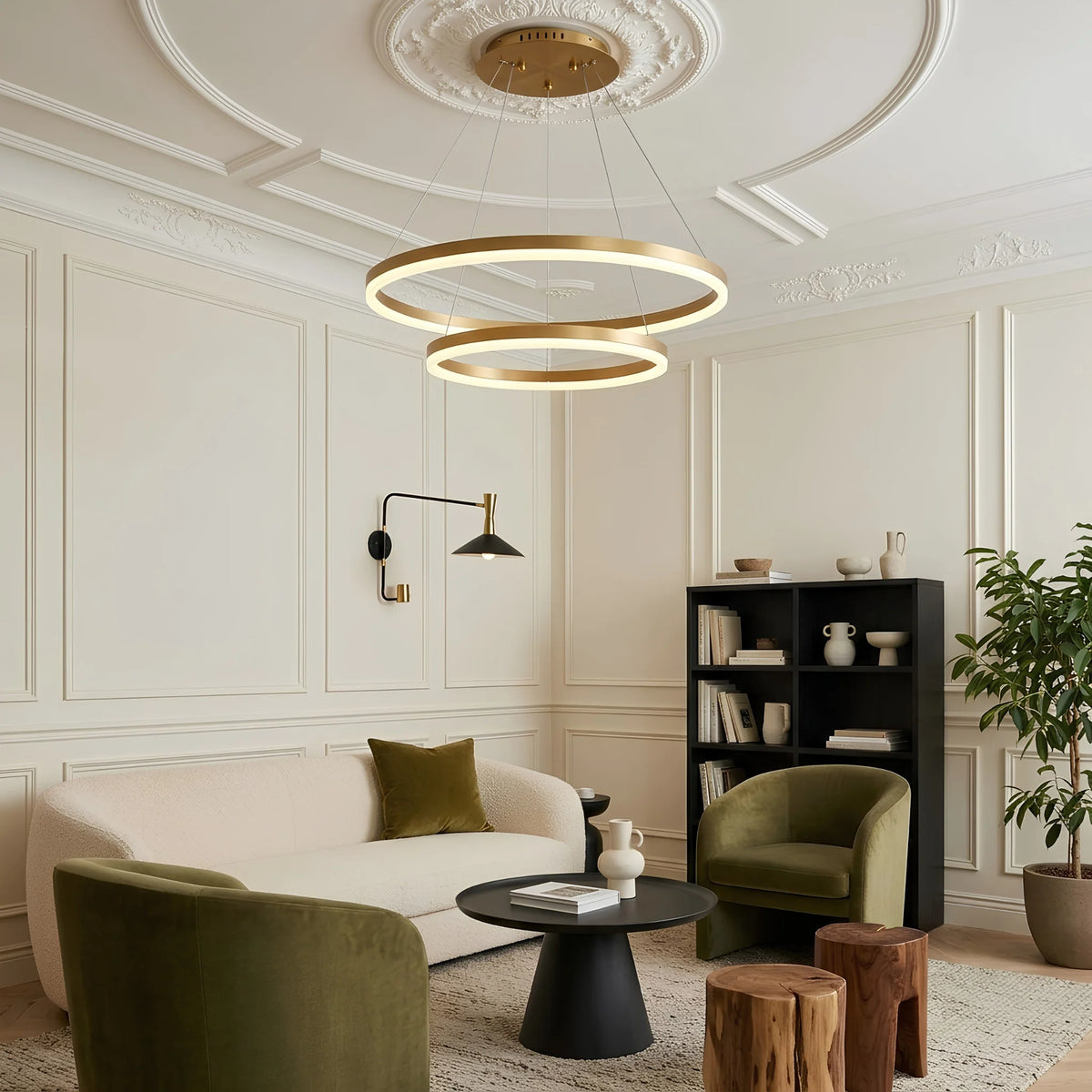 Lustre à anneaux LED doré suspendu dans un salon classique aux moulures et boiseries