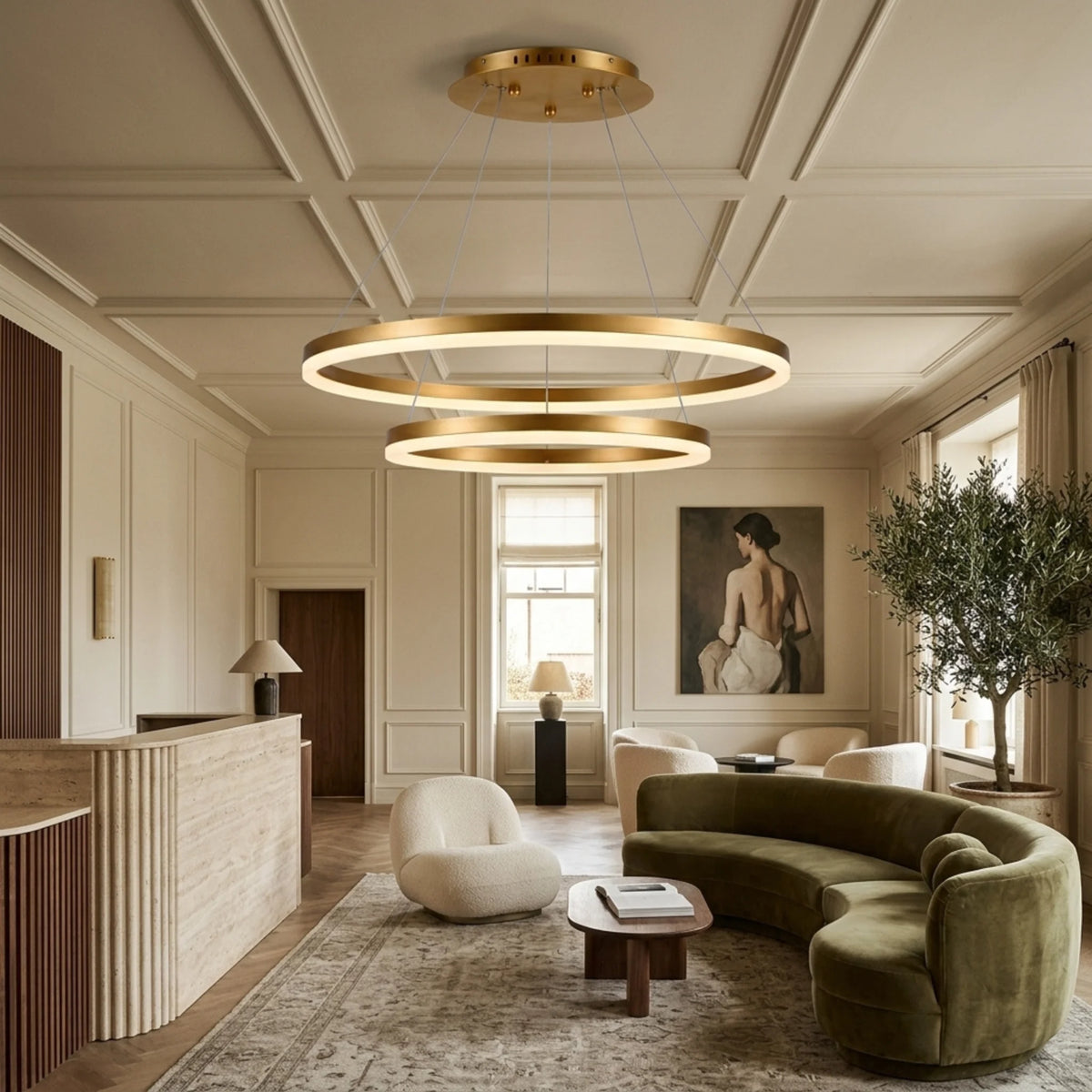 Lustre à anneaux LED doré dans un salon de réception au plafond à caissons