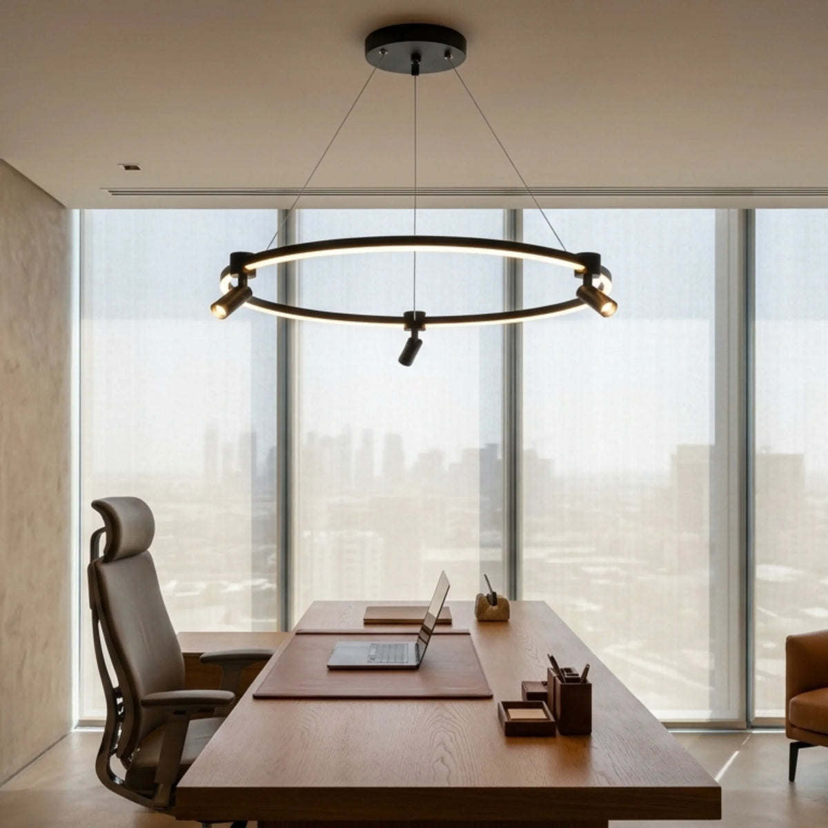 Lustre circulaire LED noir à spots orientables au-dessus d'un bureau