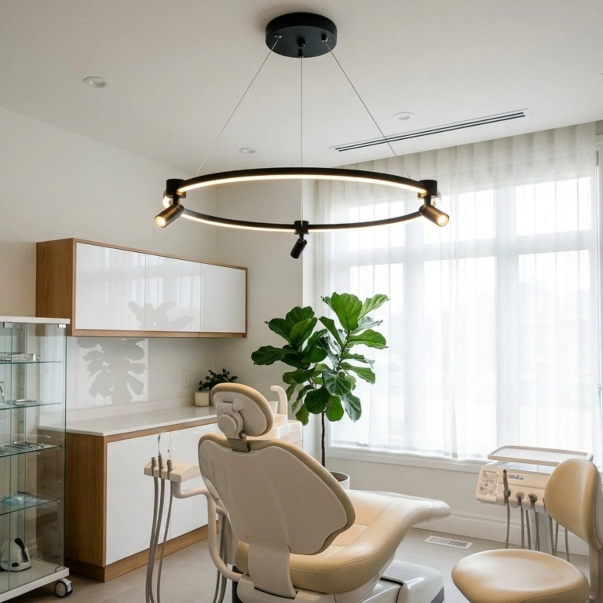 Suspension lustre LED design noir à spots orientables dans un bureau contemporain