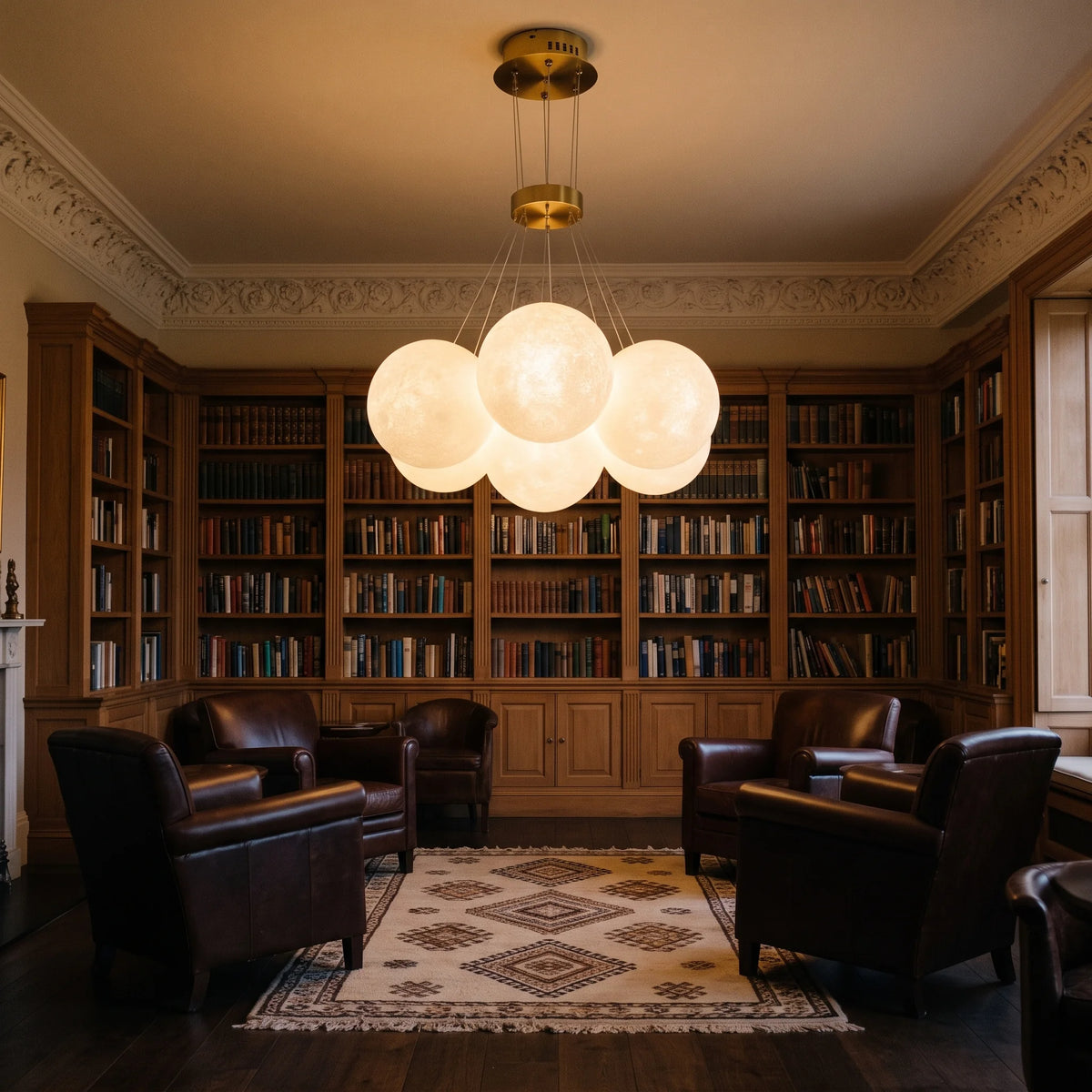 Lustre lune dans une bibliothèque avec fauteuils en cuir et étagères de livres