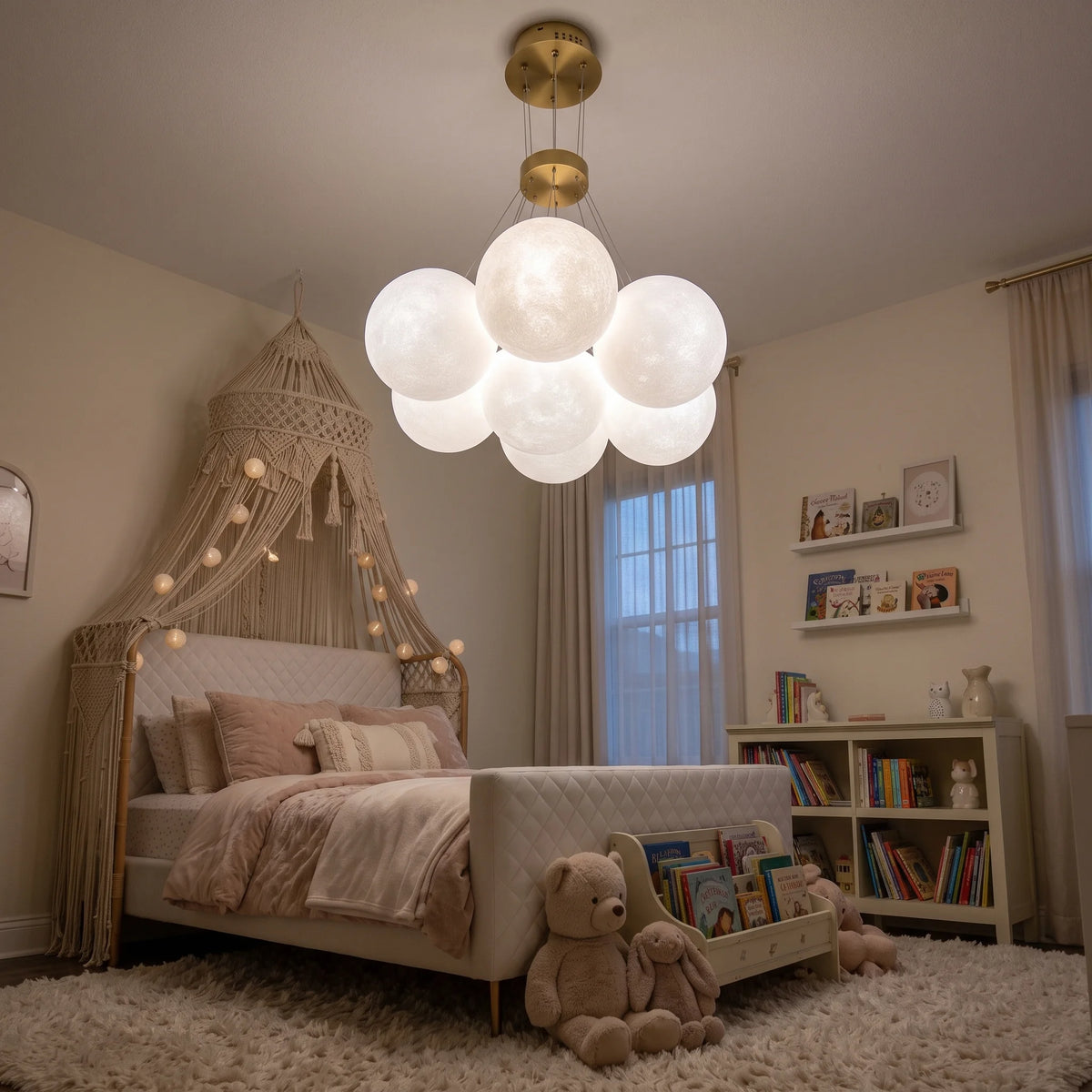 Lustre lune dans une chambre d'enfant avec lit à baldaquin et peluches