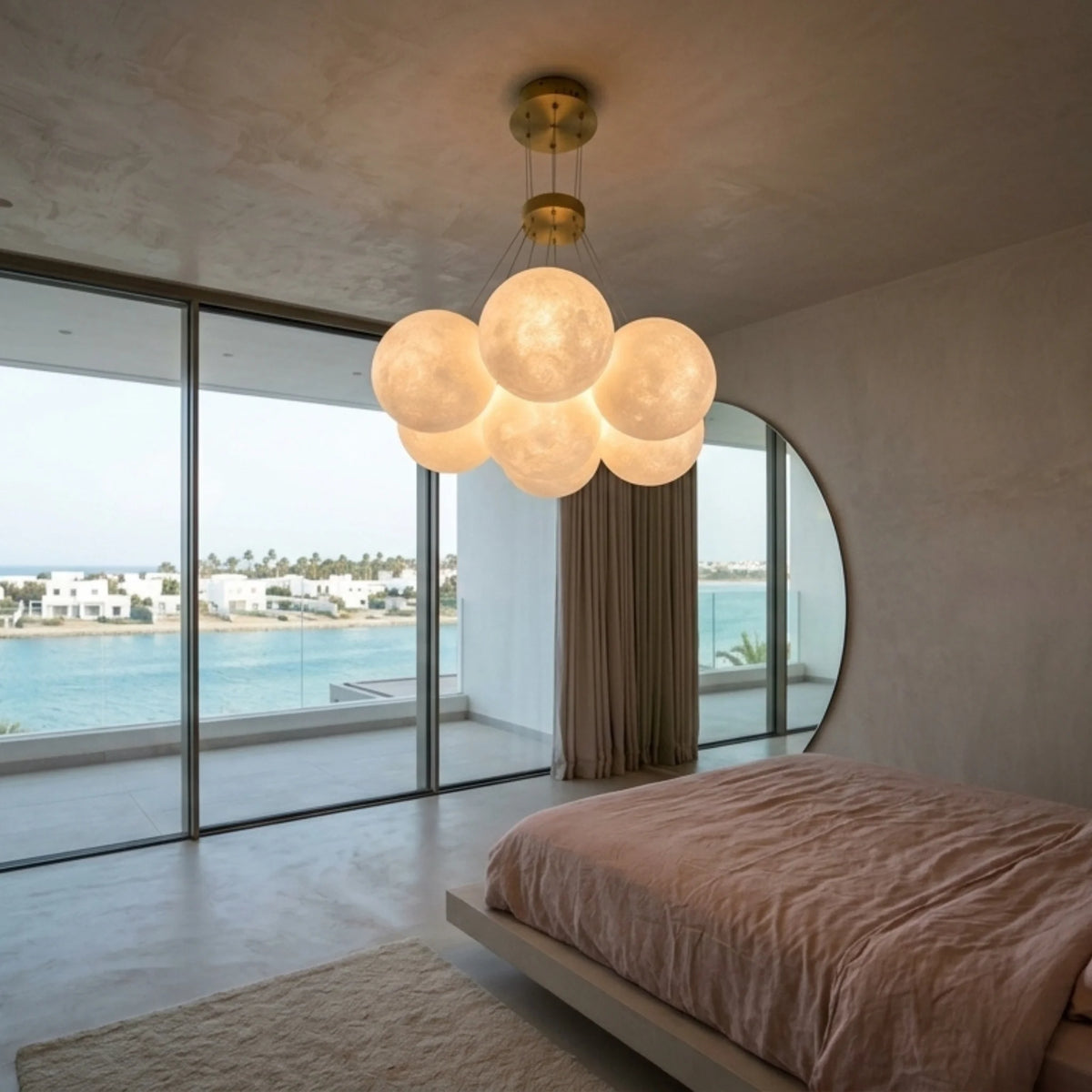 Lustre boules lune dans une chambre moderne avec vue sur la mer