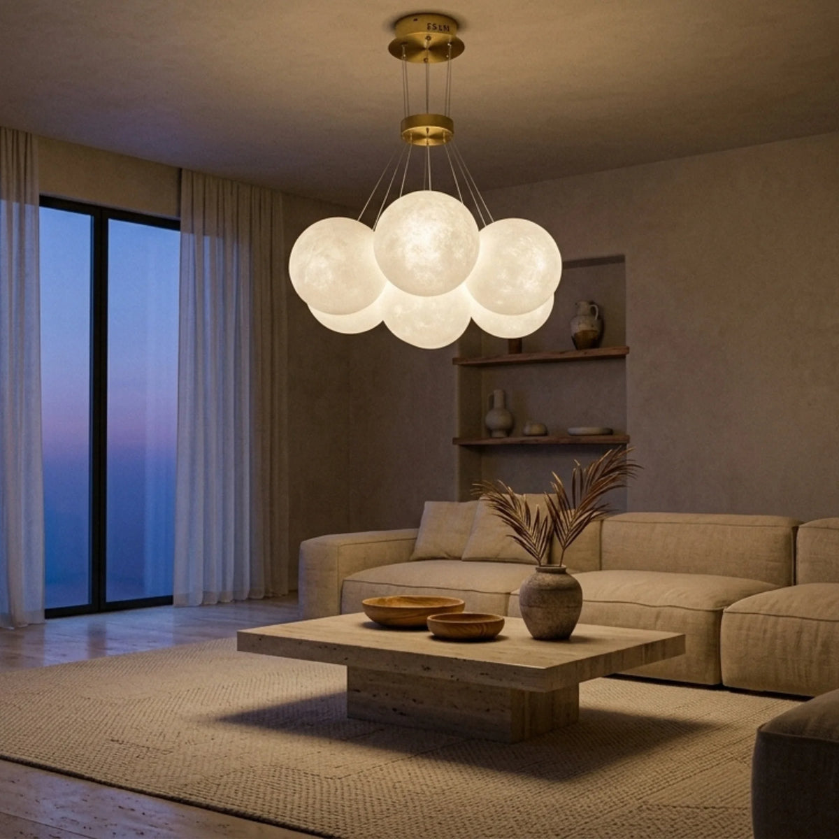 Lustre boules lune dans un salon moderne beige au crépuscule