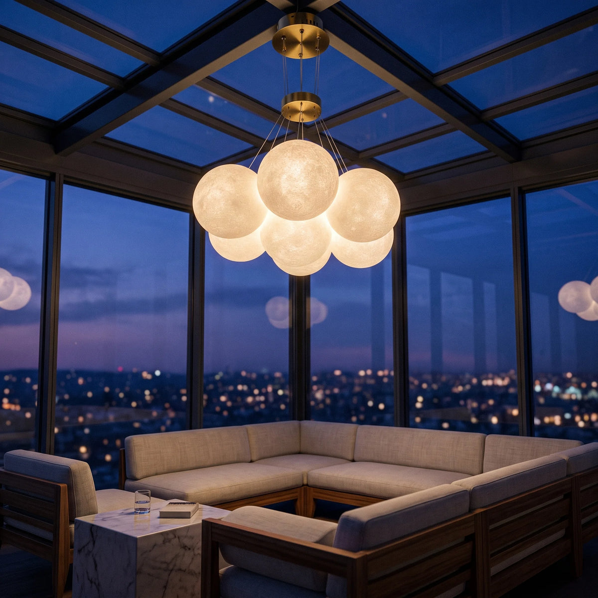 Lustre lune sous verrière dans un salon avec vue sur la ville la nuit
