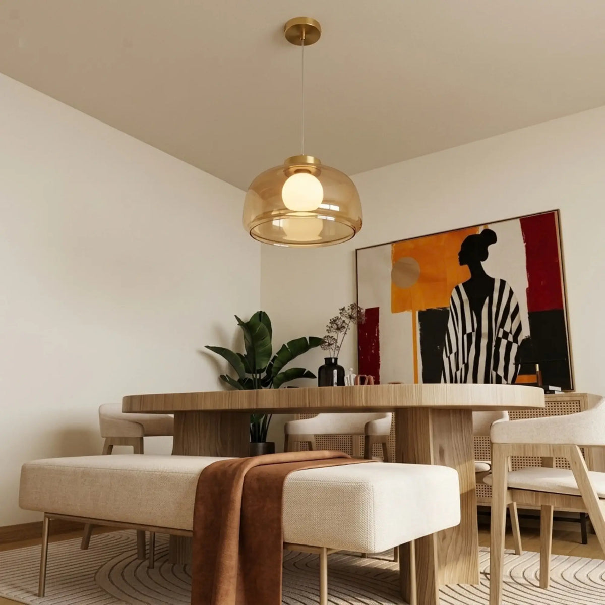 Lustre en verre fumé doré au-dessus d'une table en bois avec bancs, grand tableau coloré au mur