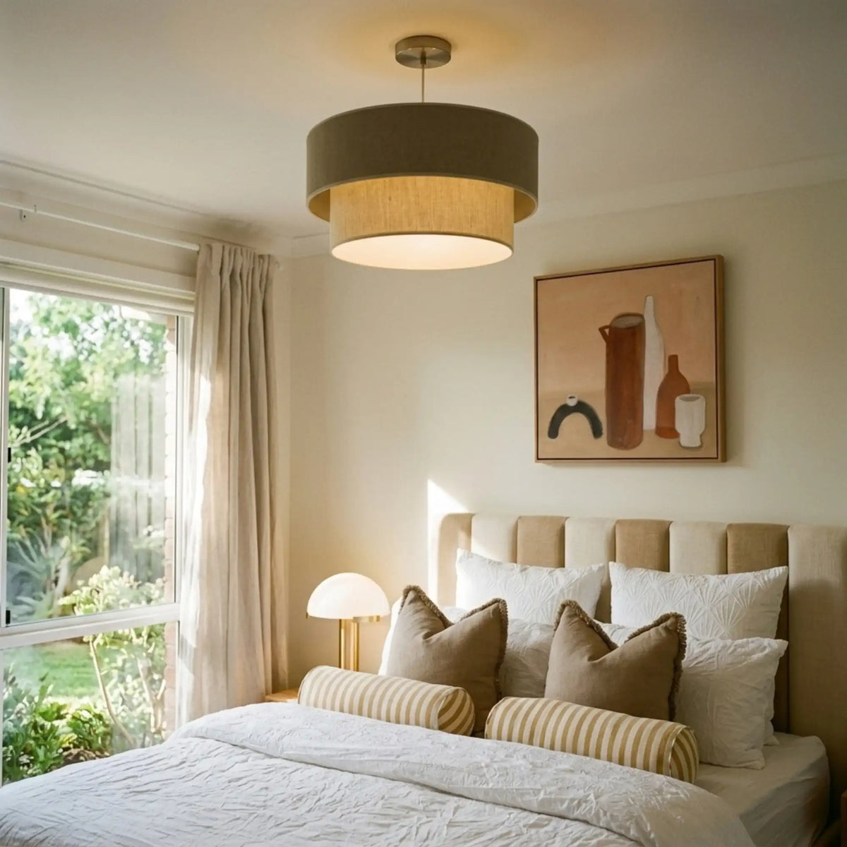 Suspension double tambour allumée dans une chambre à la fenêtre ouverte sur un jardin